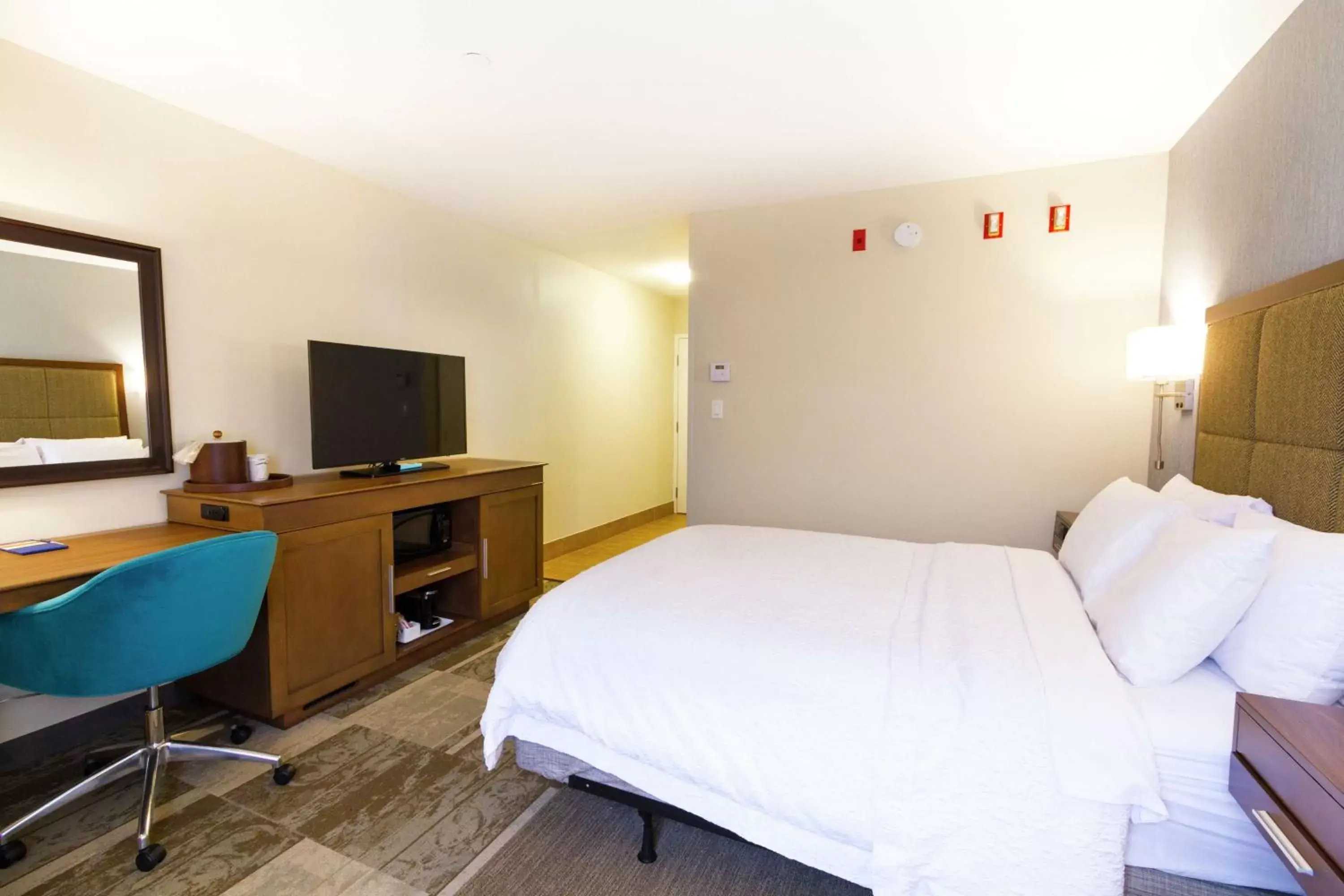 Bedroom, Bed in Hampton Inn - Vancouver Airport/Richmond