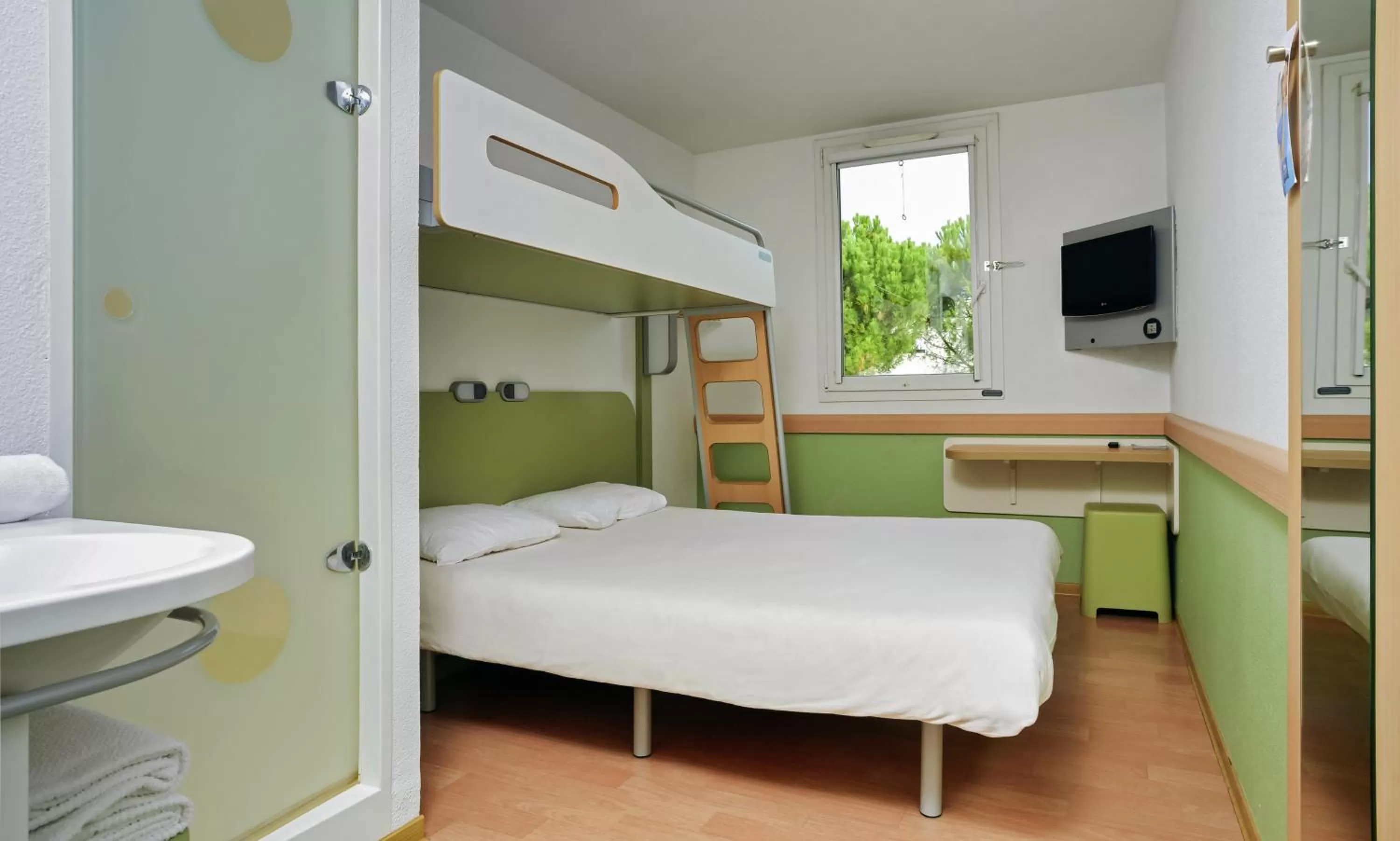 Bedroom, Bed in ibis budget Antwerpen Centraal Station