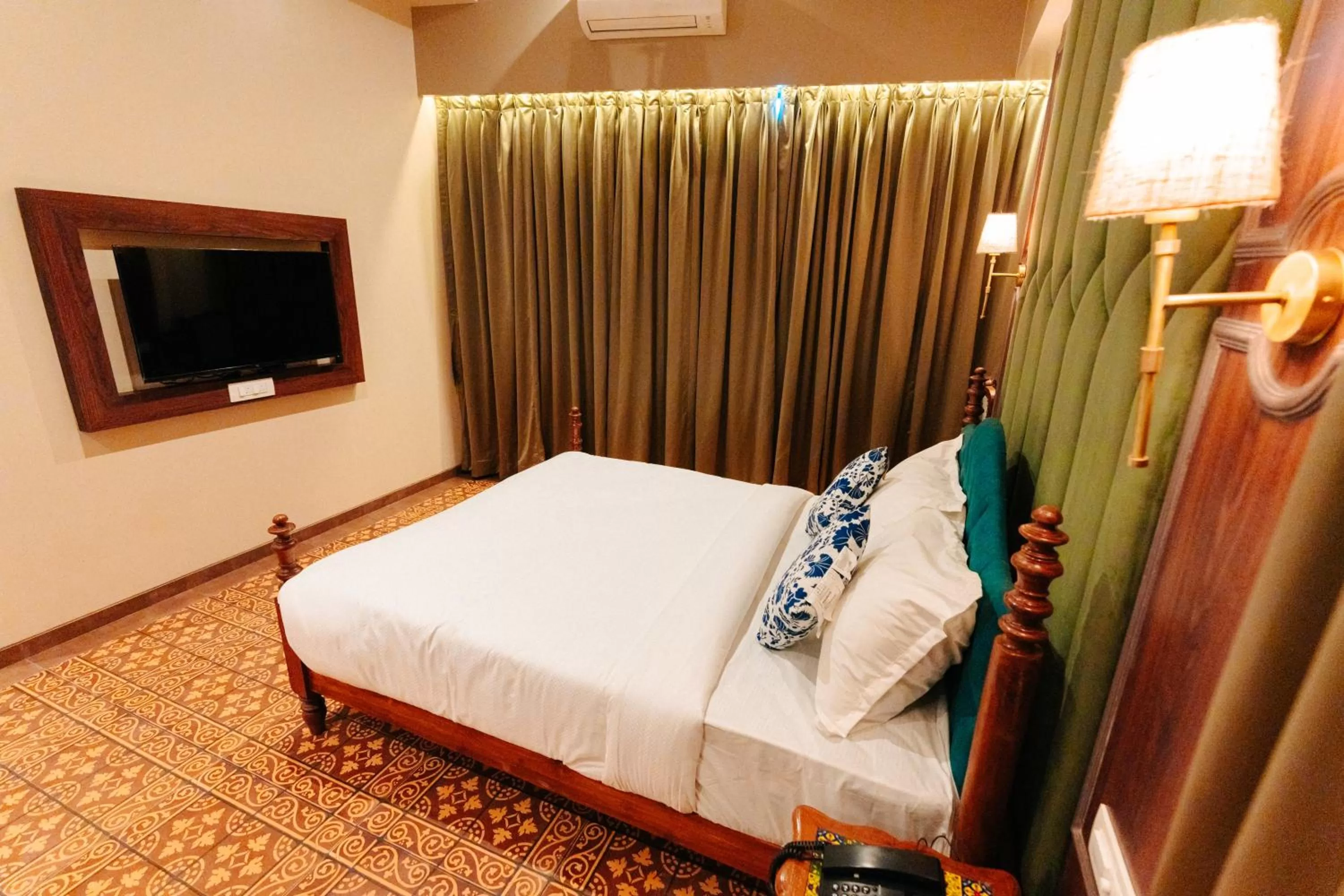 Bed in Arnna Hotel- Goregaon East