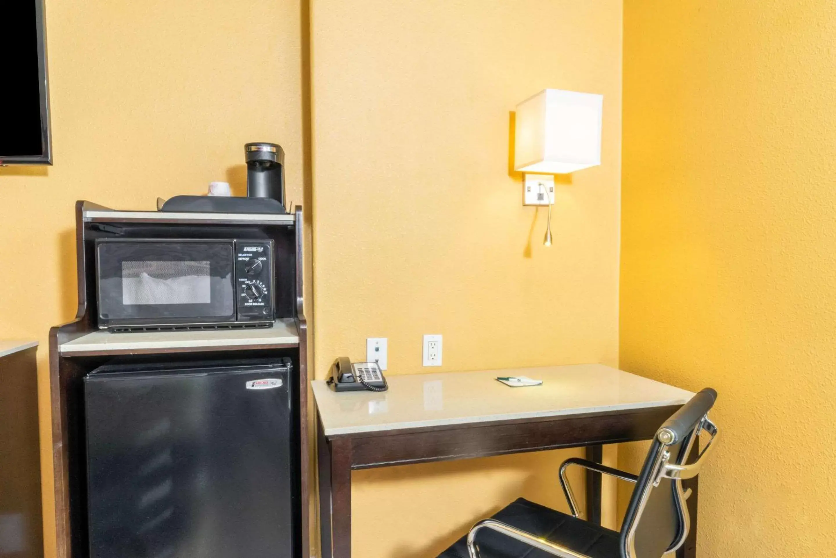 Photo of the whole room, Kitchen/Kitchenette in Quality Inn & Suites