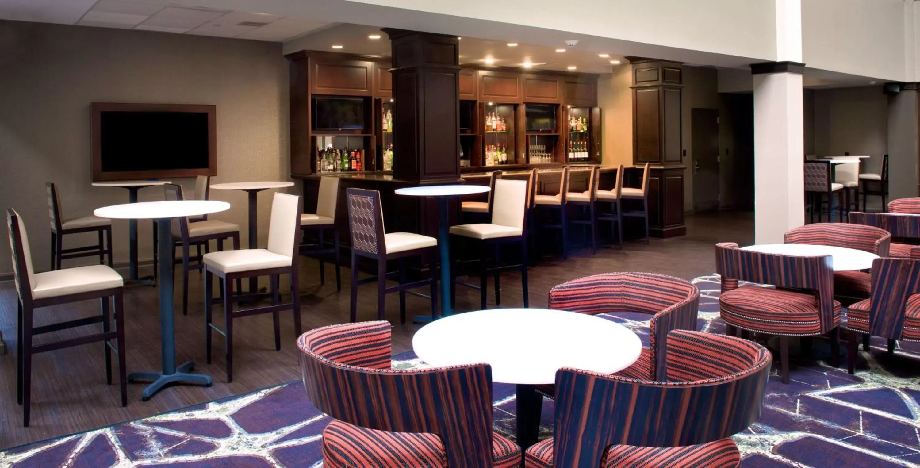 Lounge or bar, Lounge/Bar in Embassy Suites by Hilton Philadelphia Airport