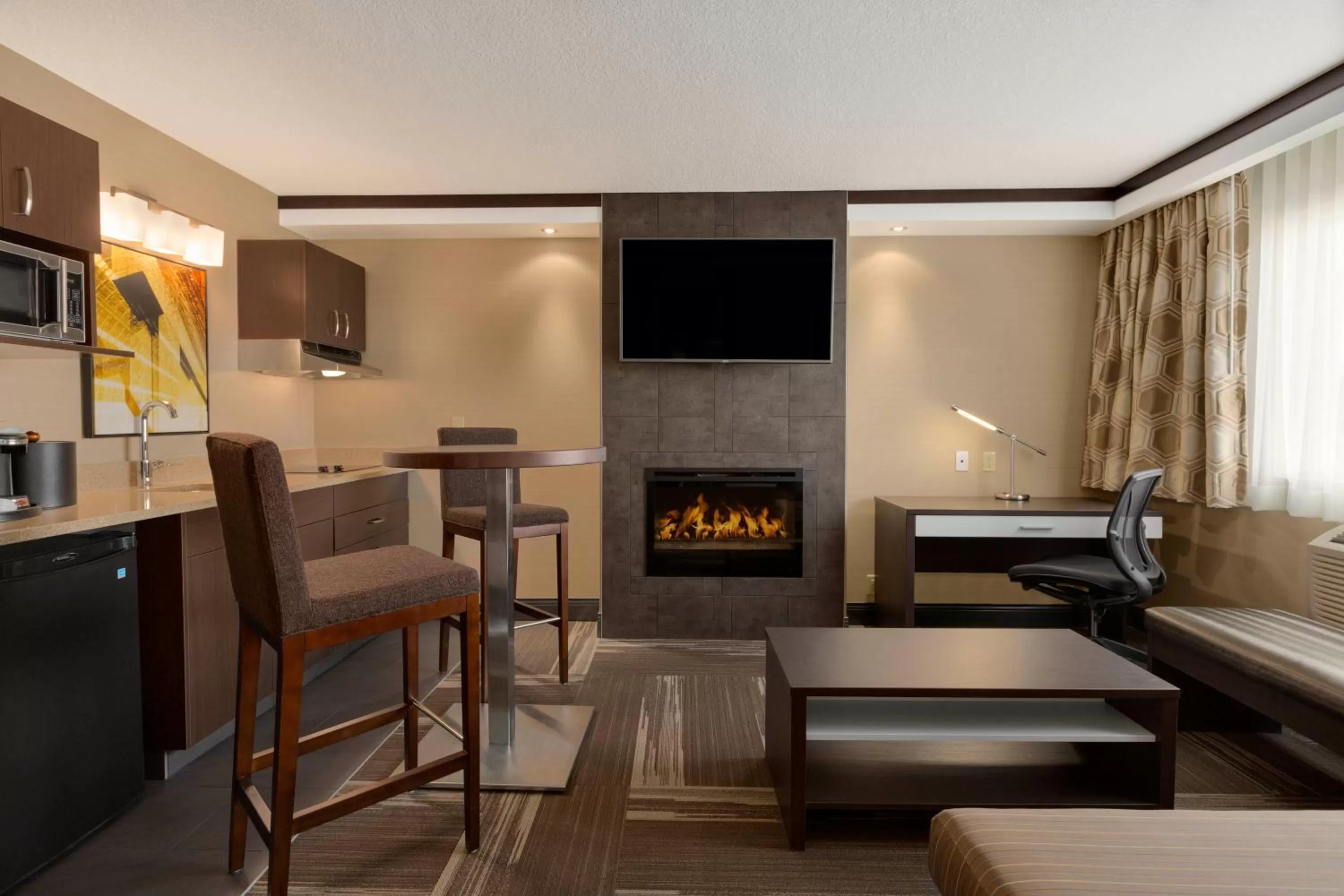 Kitchen or kitchenette in Best Western Plus Edmonton Airport Hotel