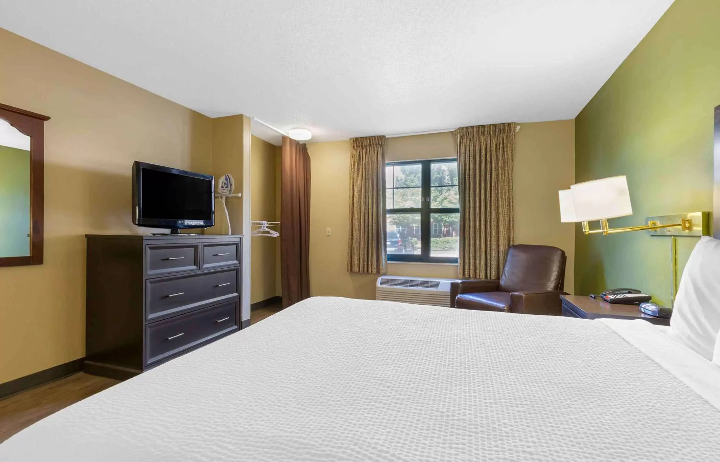 Bedroom, Bed in Extended Stay America Suites - Chesapeake - Churchland Blvd