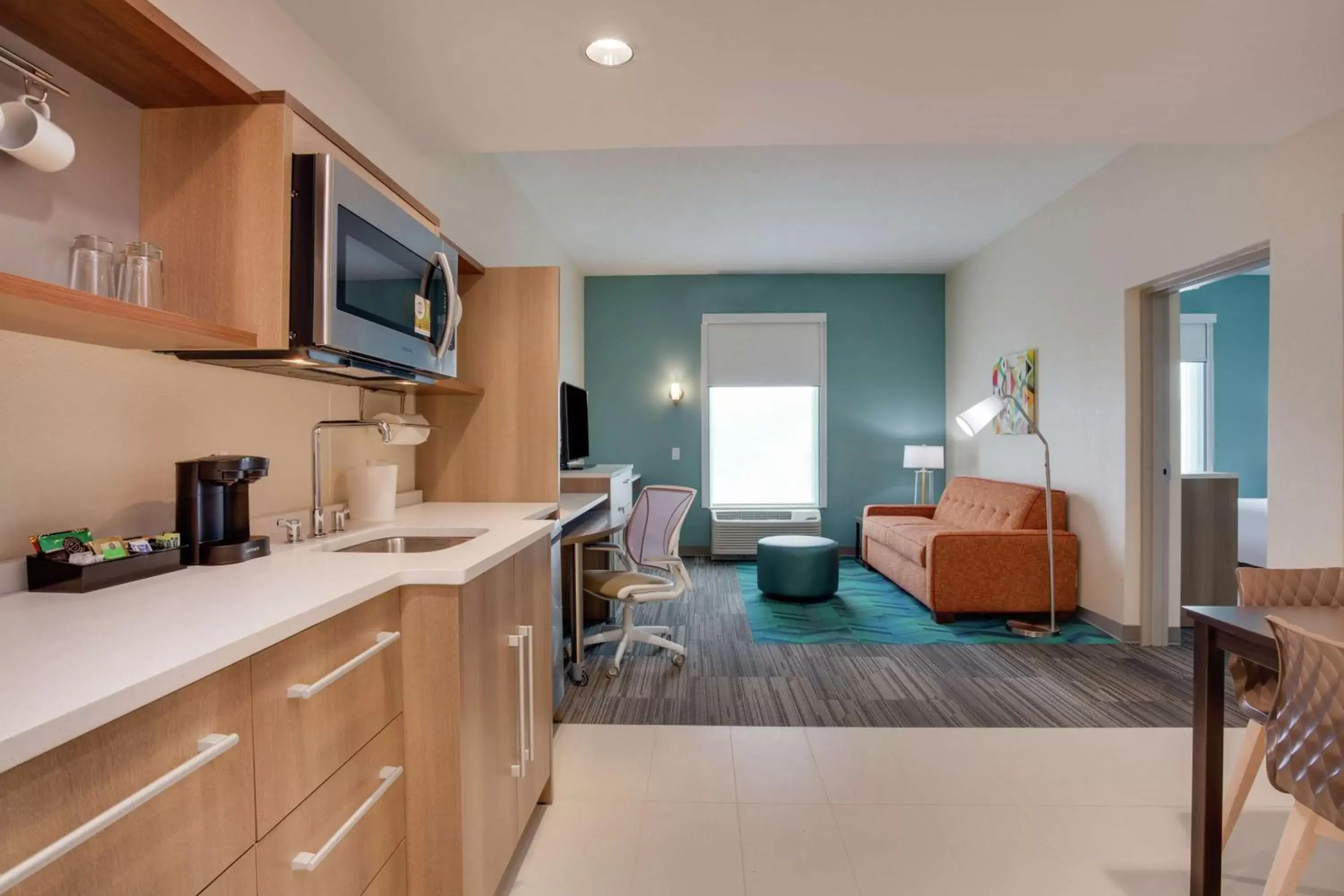 Living room, Kitchen/Kitchenette in Home2 Suites By Hilton Clermont