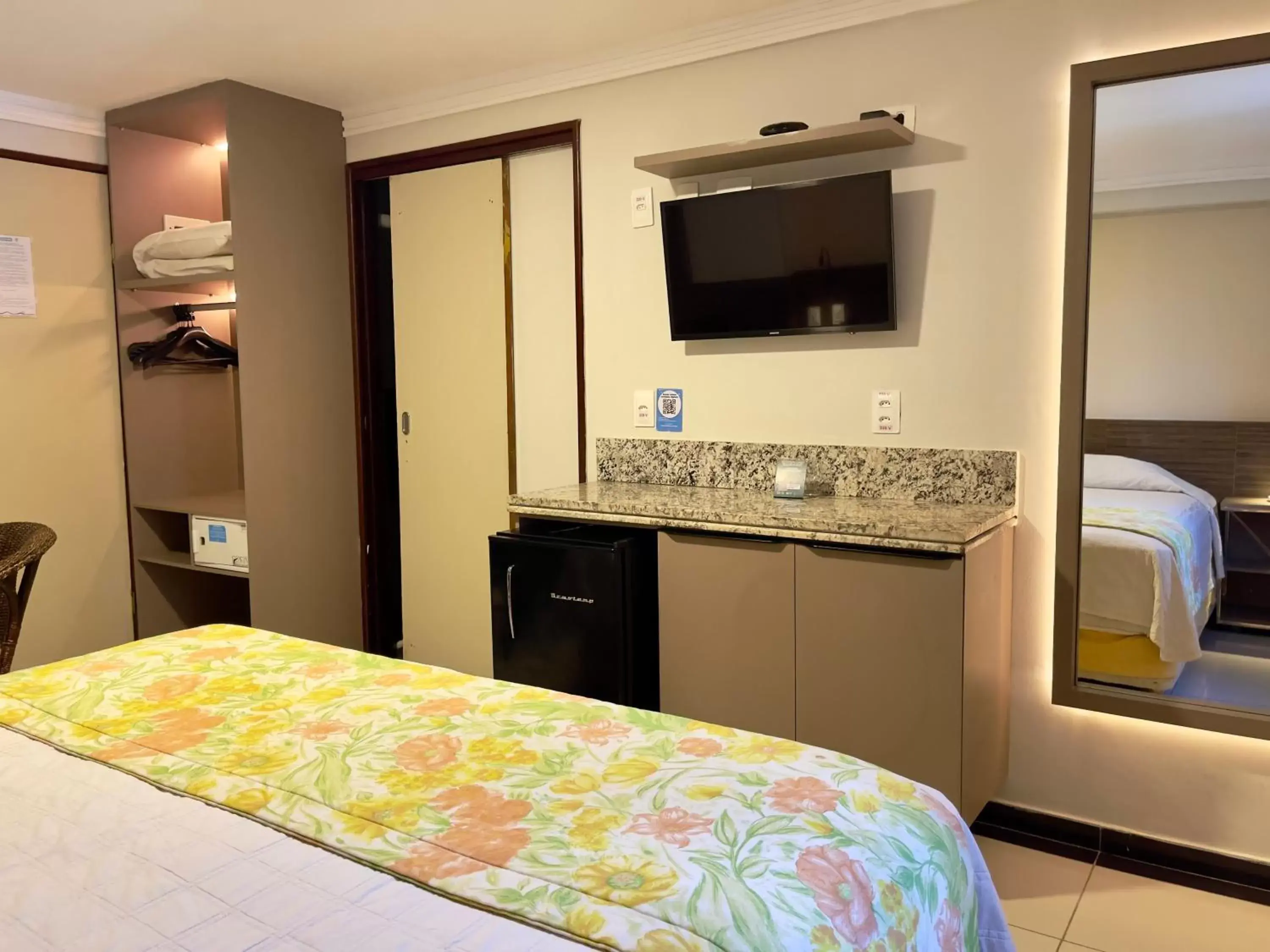 Bedroom, TV/Entertainment Center in Atlântico Praia Hotel
