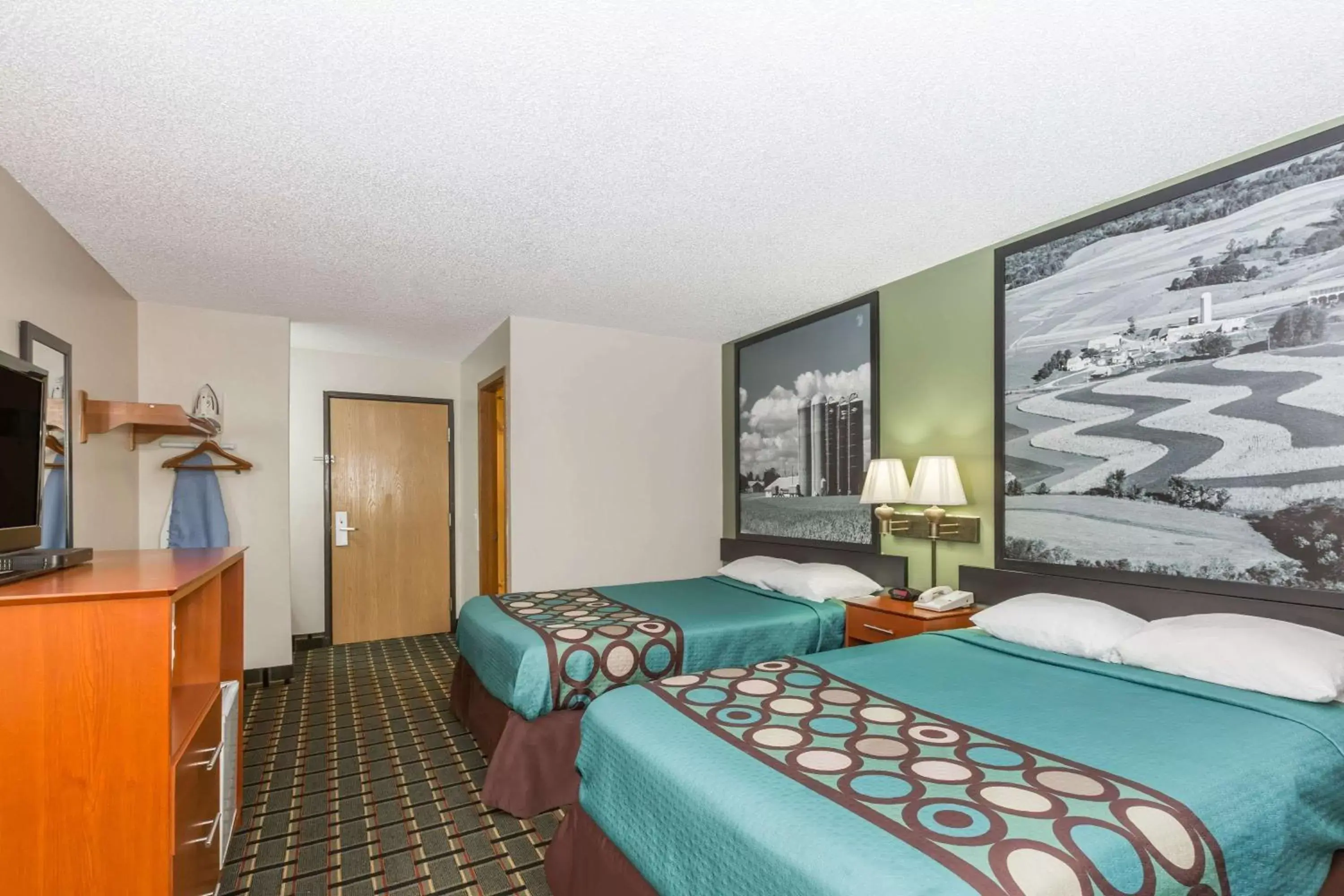 Photo of the whole room, Bed in Super 8 by Wyndham Osceola IA