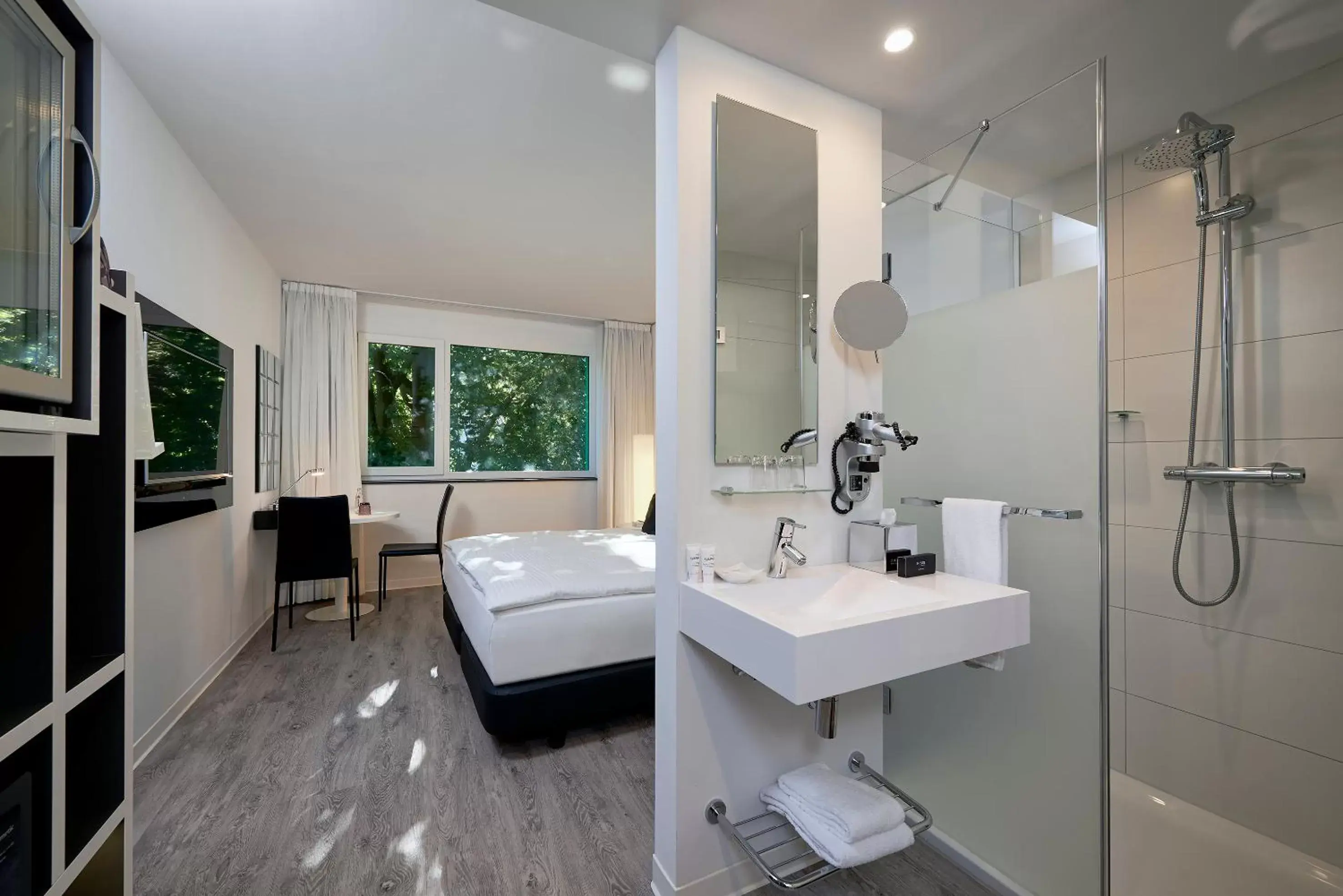 Photo of the whole room, Bathroom in INNSiDE by Meliá Aachen