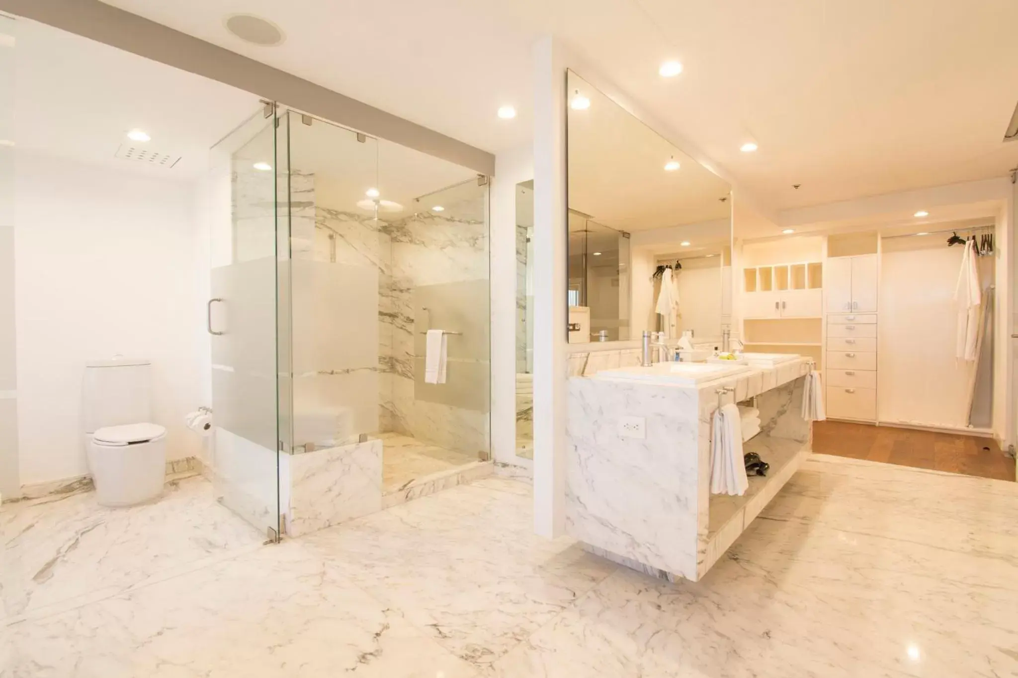 Photo of the whole room, Bathroom in Presidente InterContinental Guadalajara, an IHG Hotel