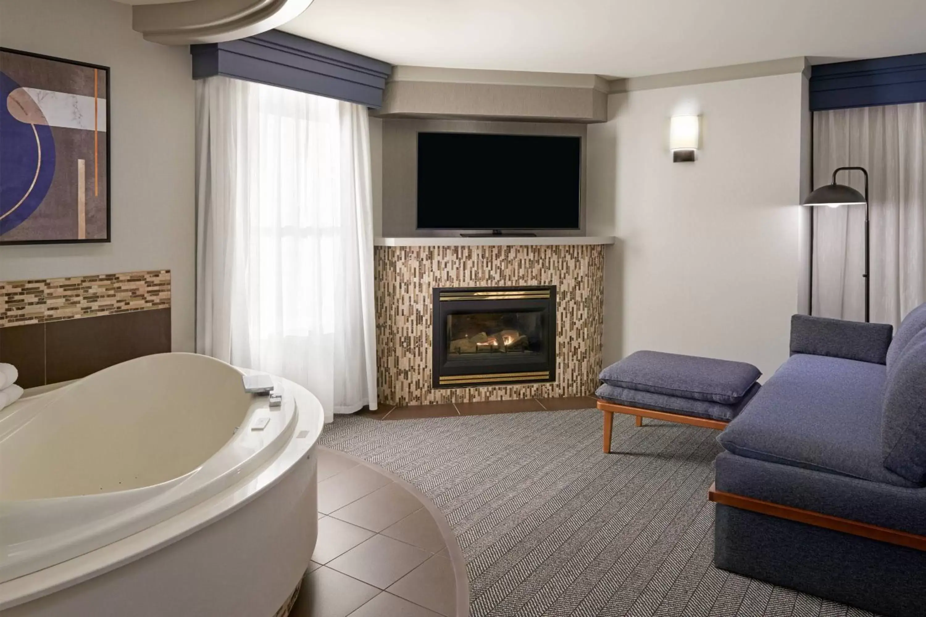 Swimming pool, TV/Entertainment Center in Courtyard by Marriott Waterloo St. Jacobs