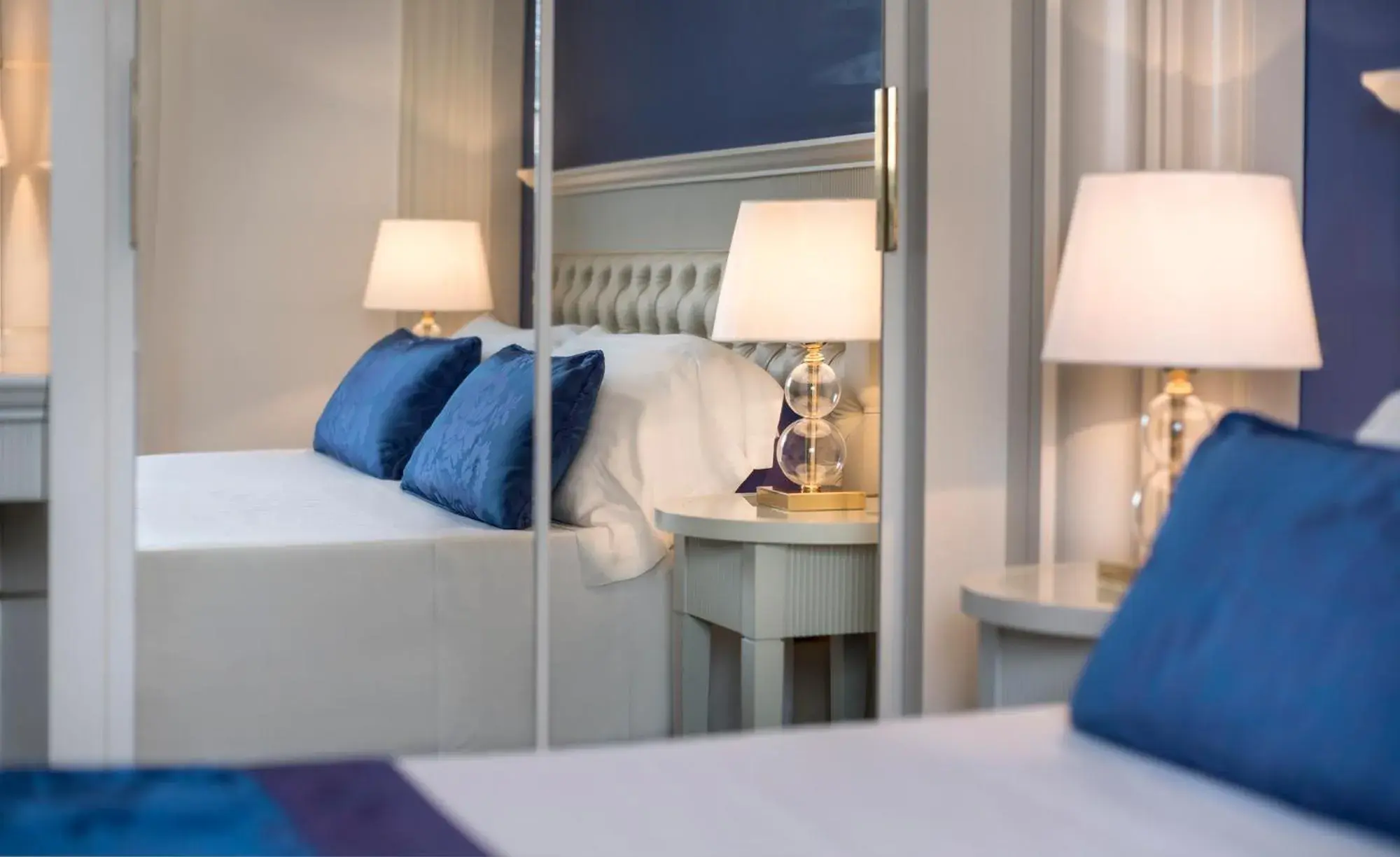 Day, Bed in Hotel Tiffany's Day, Bed in Hotel Tiffany's