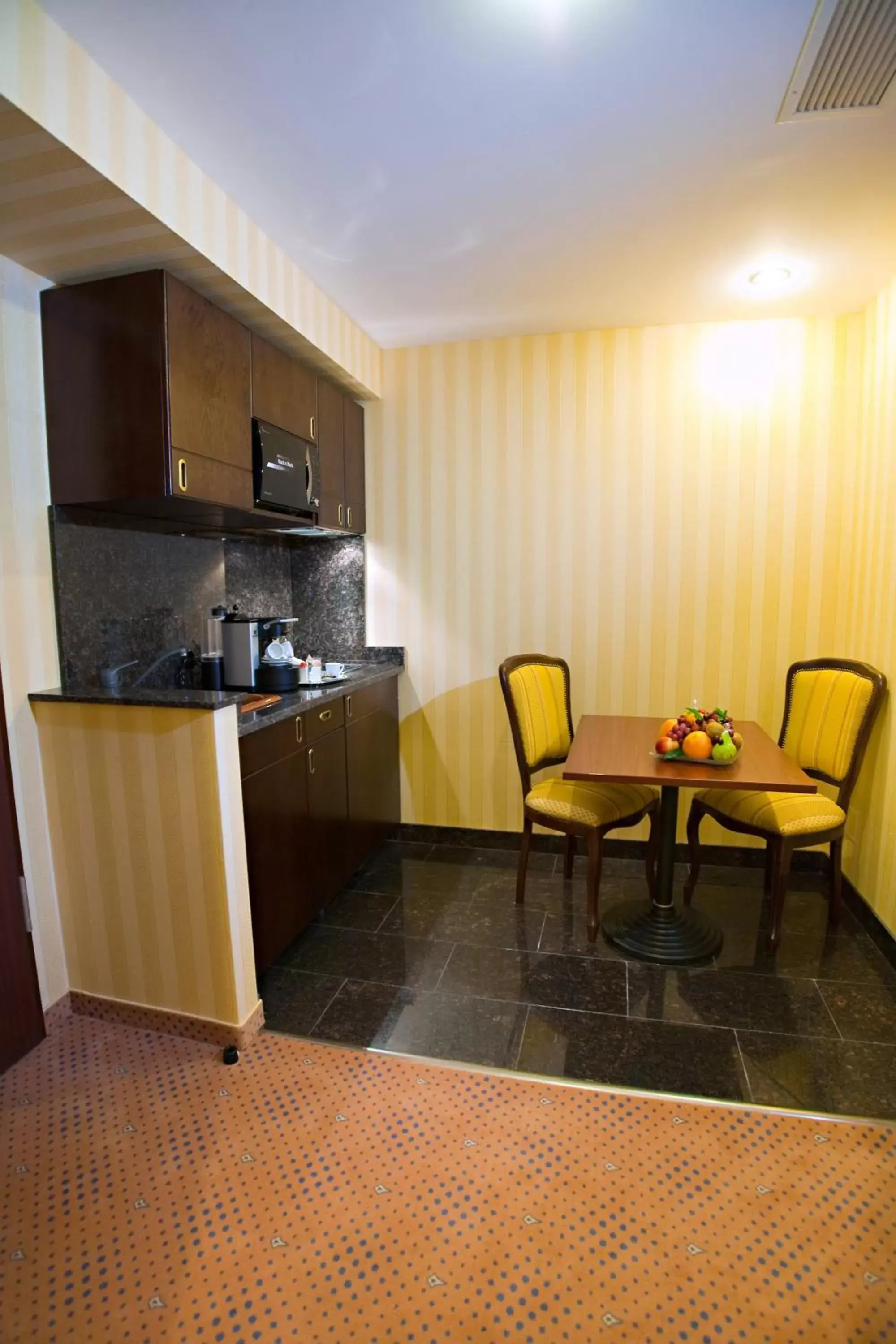 Seating area, Kitchen/Kitchenette in Ramada Hotel & Suites by Wyndham Bucharest North