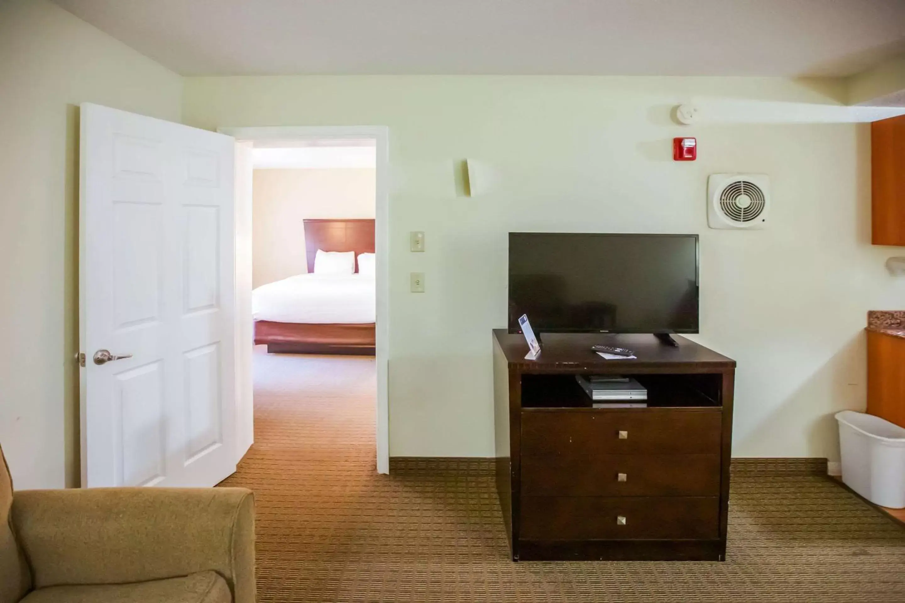 Bedroom, TV/Entertainment Center in MainStay Suites Knoxville North I-75