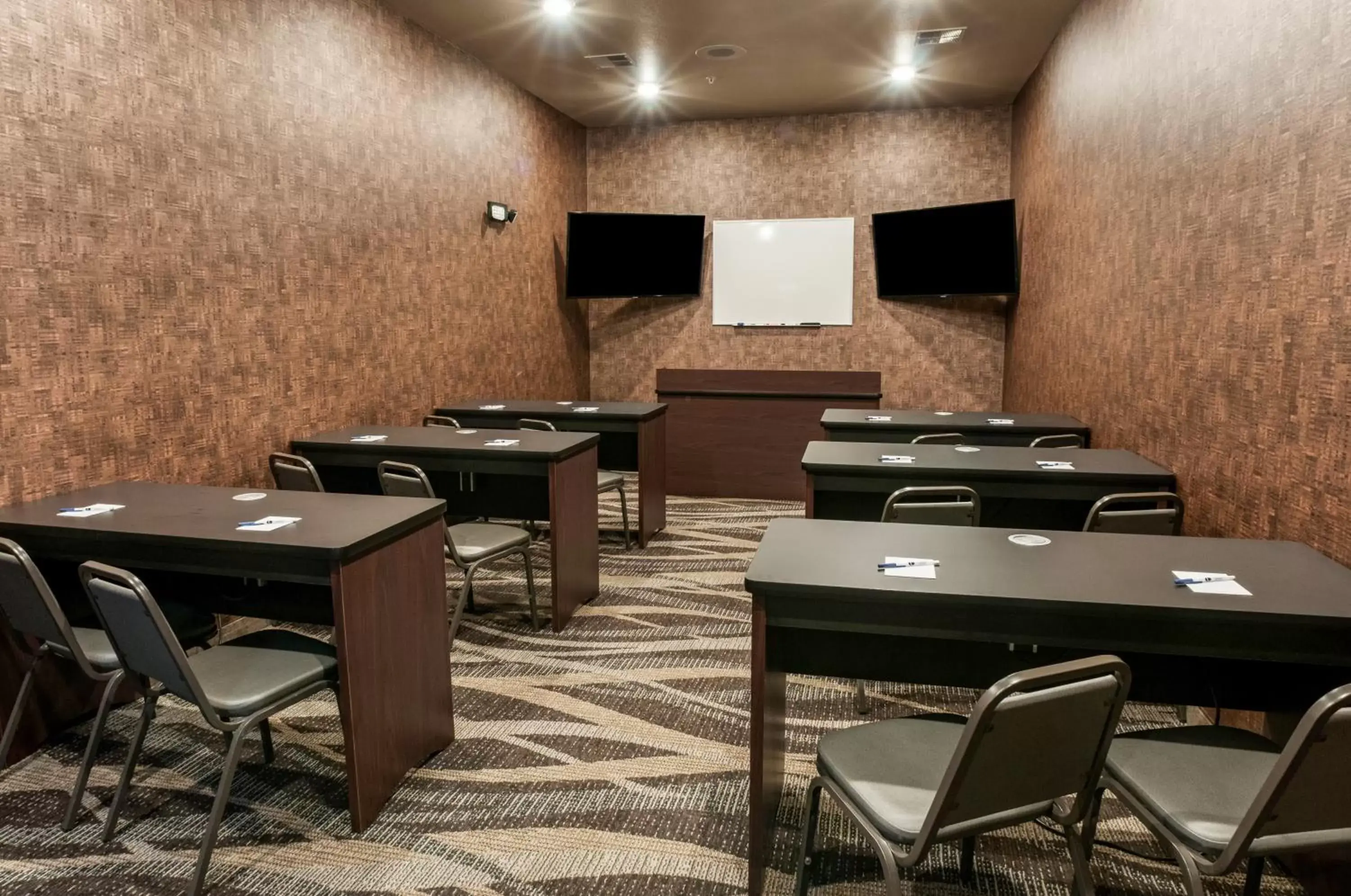 Meeting/conference room in Cobblestone Hotel & Suites Appleton International Airport