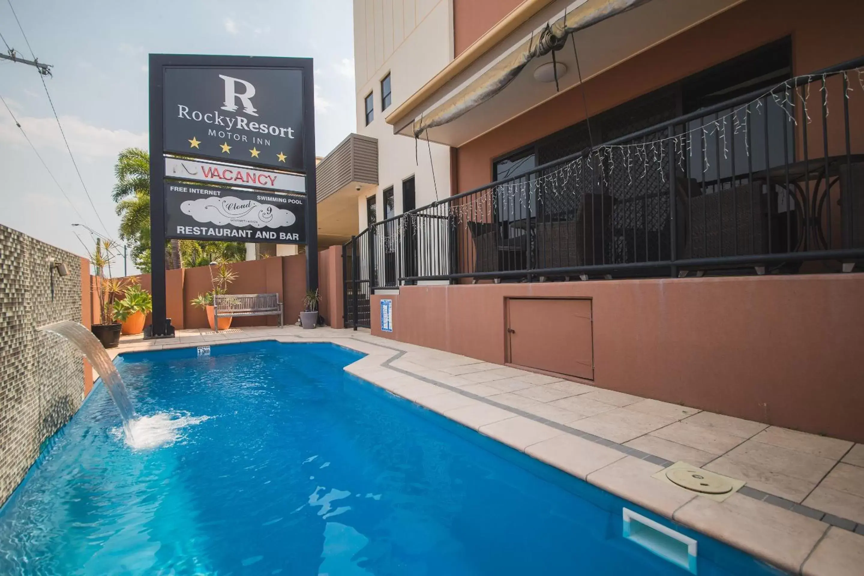 Swimming Pool in Rocky Resort Motor Inn