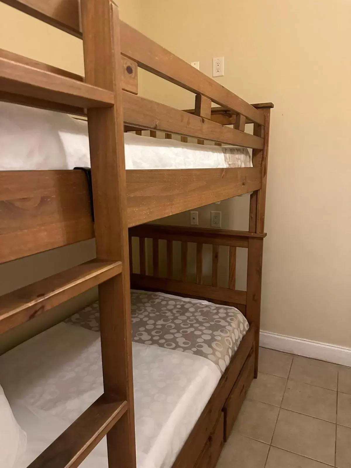 Bunk Bed in Penthouse Close to Disney area and Malls water view