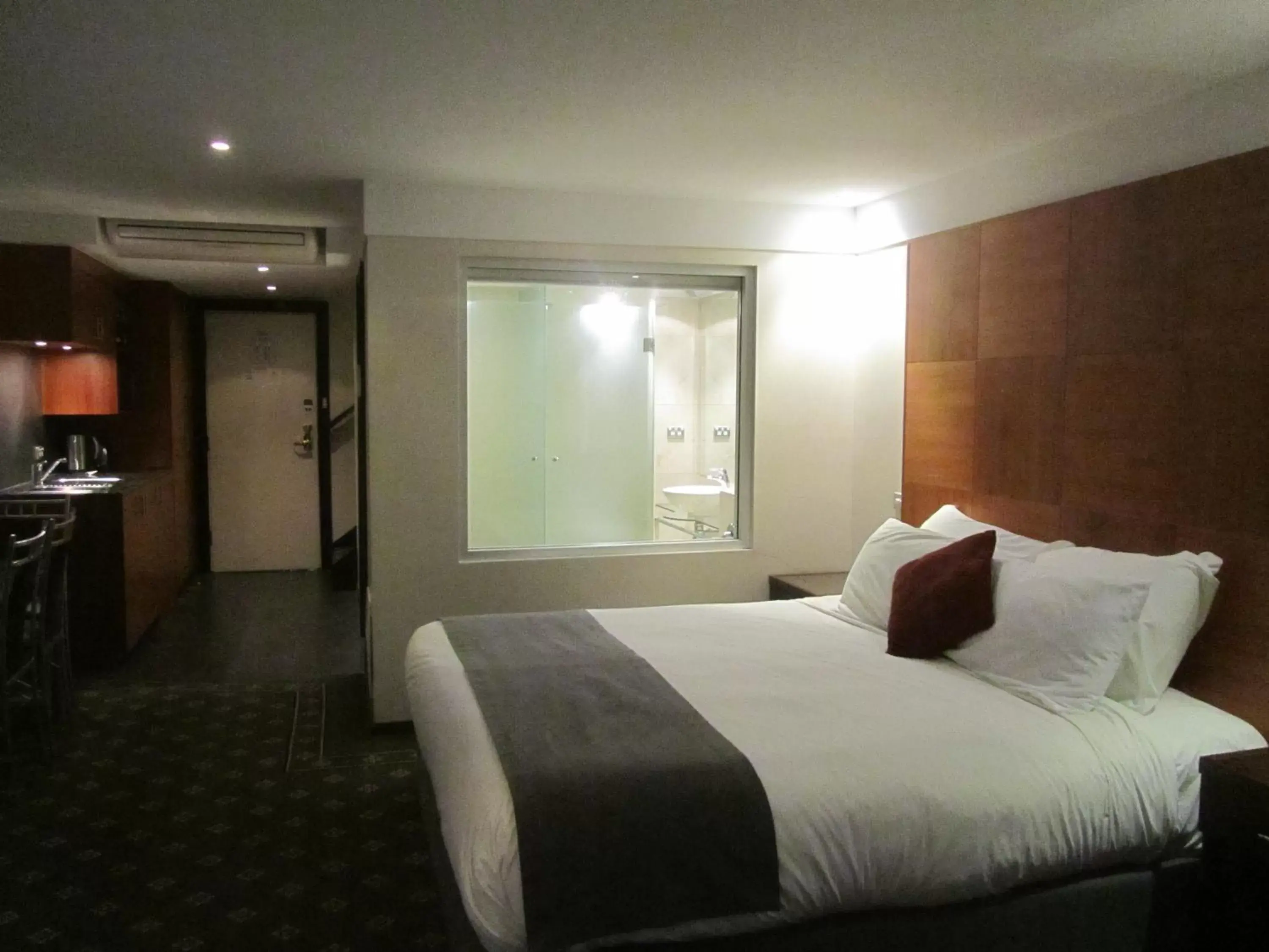 Bed in Best Western Plus Goulburn