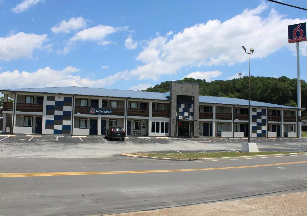 Property building in Studio 6 Suites Chattanooga TN Lookout Mtn.