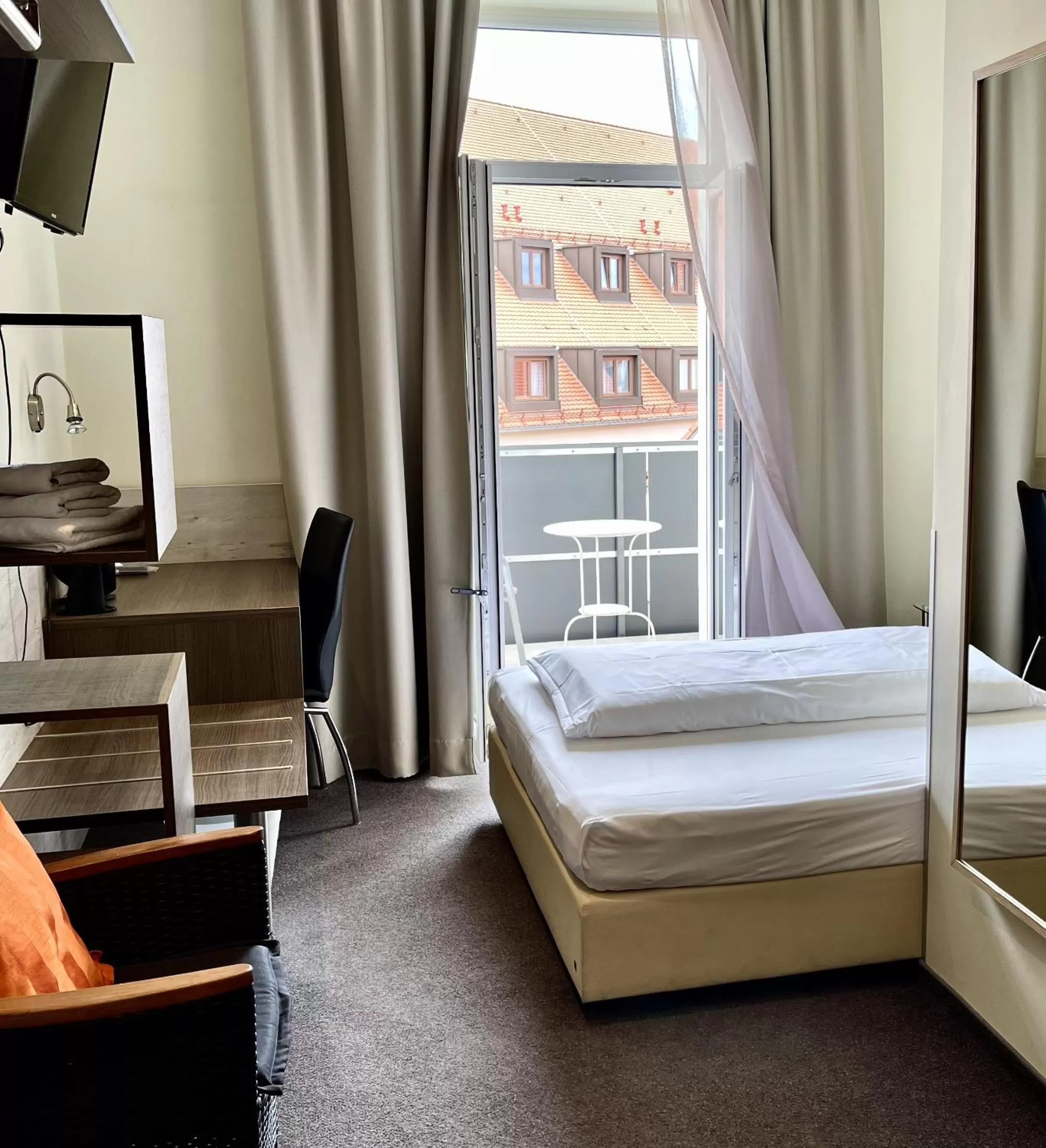 Photo of the whole room, Bed in Hotel Central