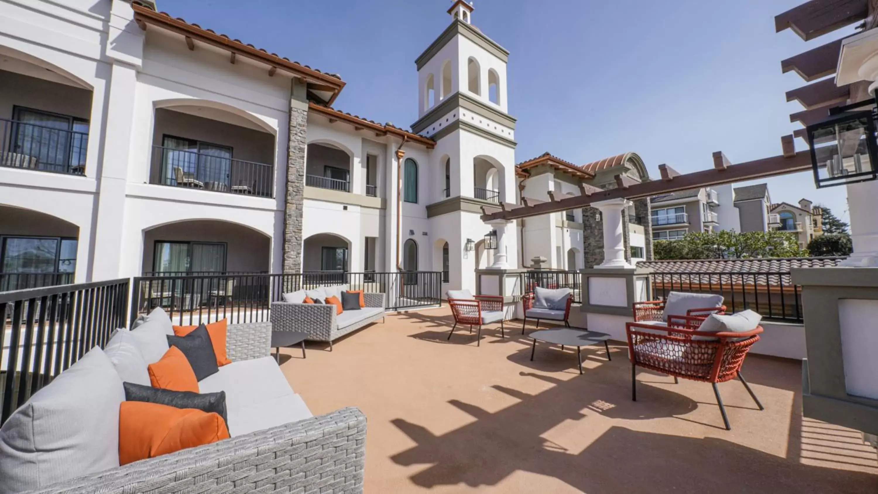 Patio in La Quinta Inn & Suites by Wyndham Santa Cruz