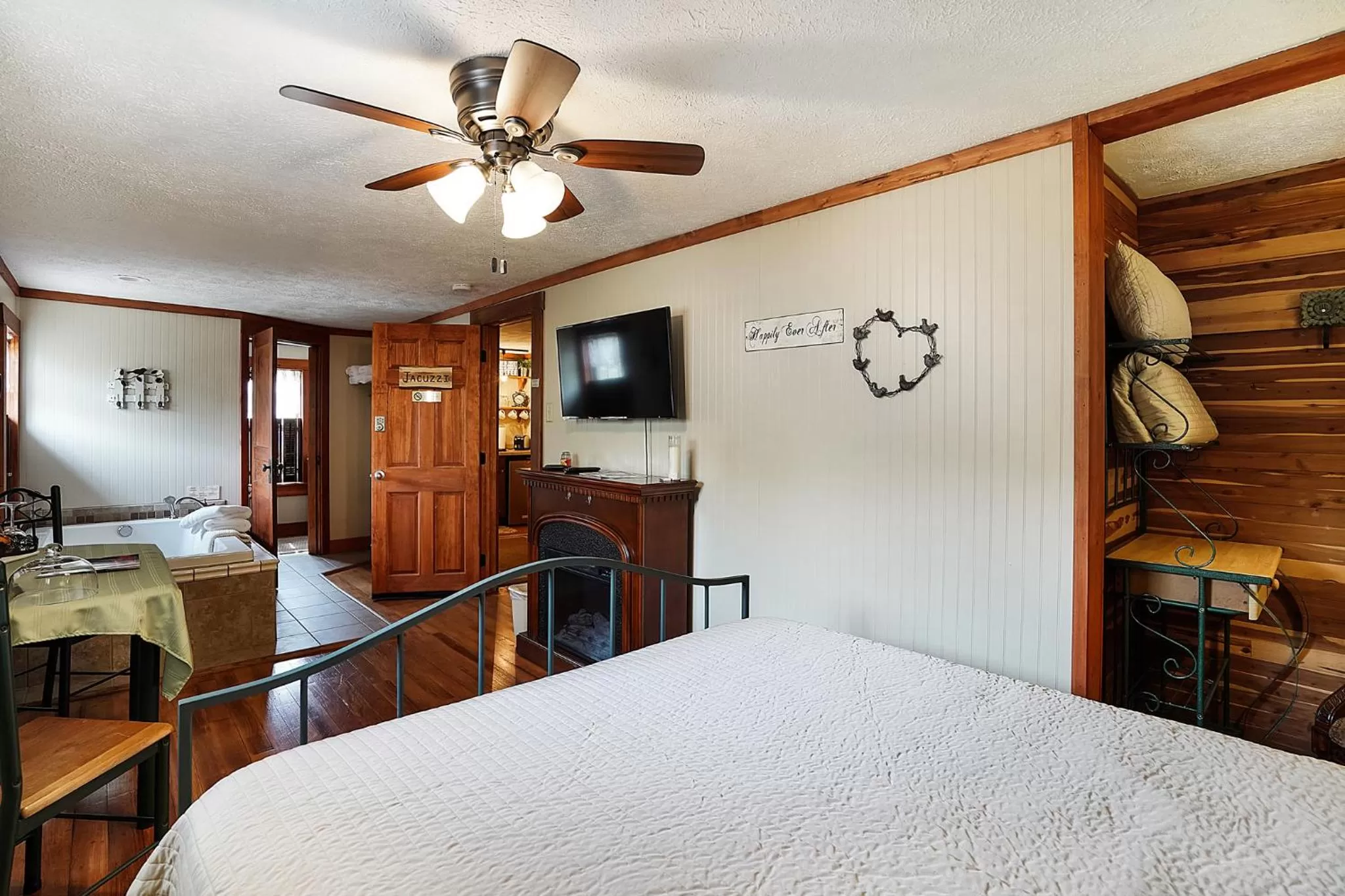 Bedroom in Hocking Hills Inn