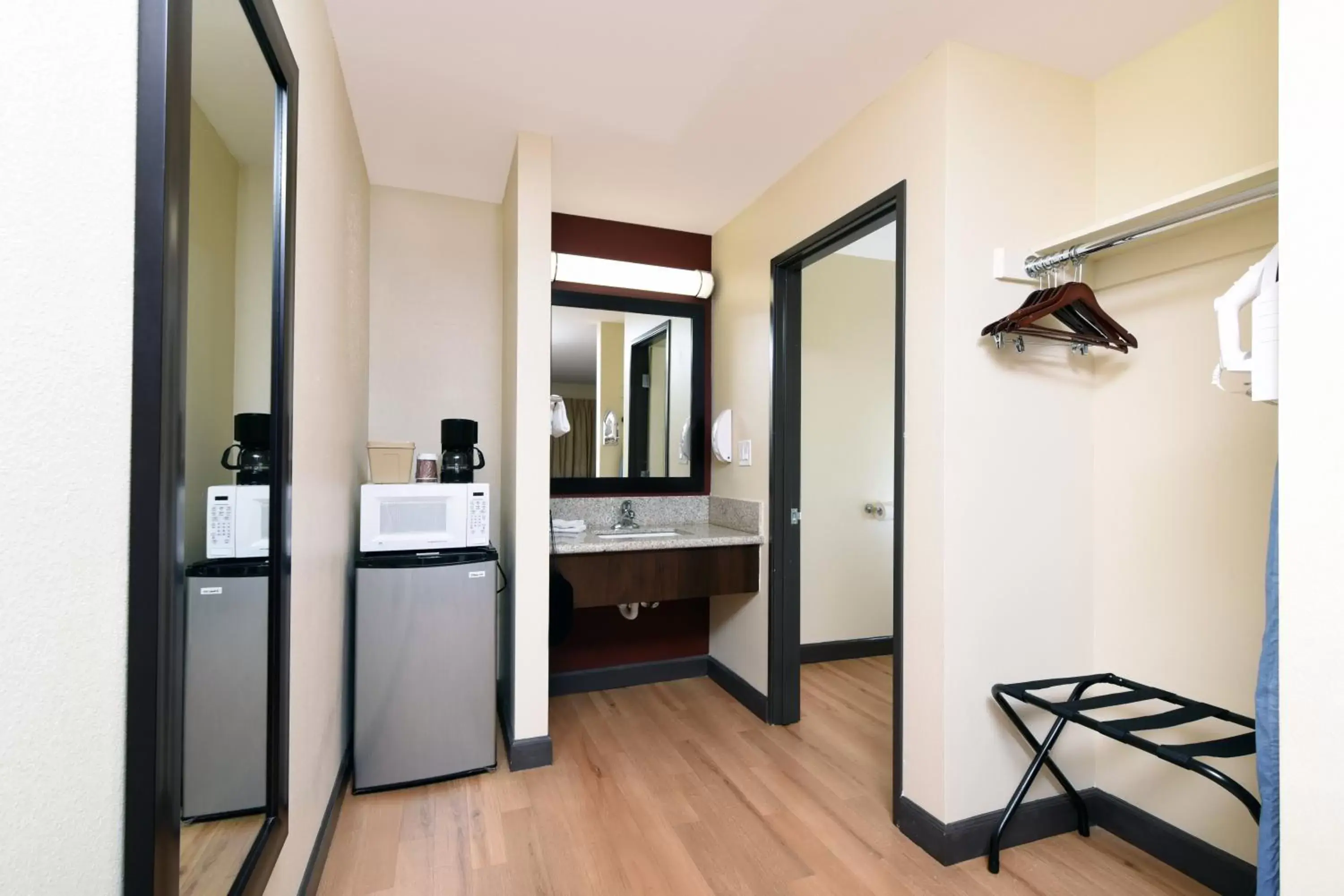 Bathroom, Kitchen/Kitchenette in Red Roof Inn Bakersfield