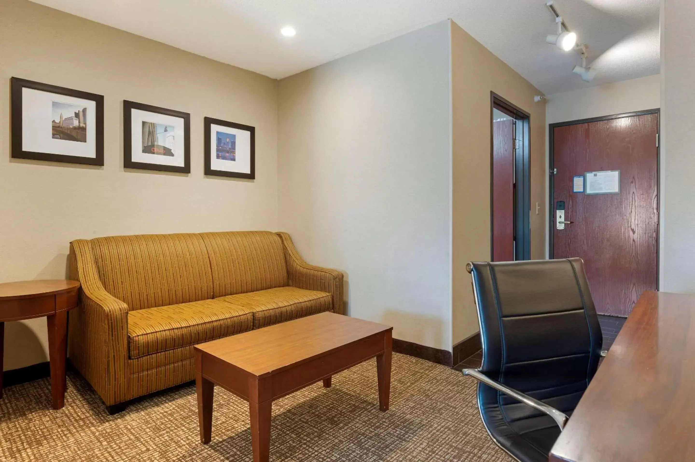 Photo of the whole room, Seating Area in Comfort Inn East Pickerington
