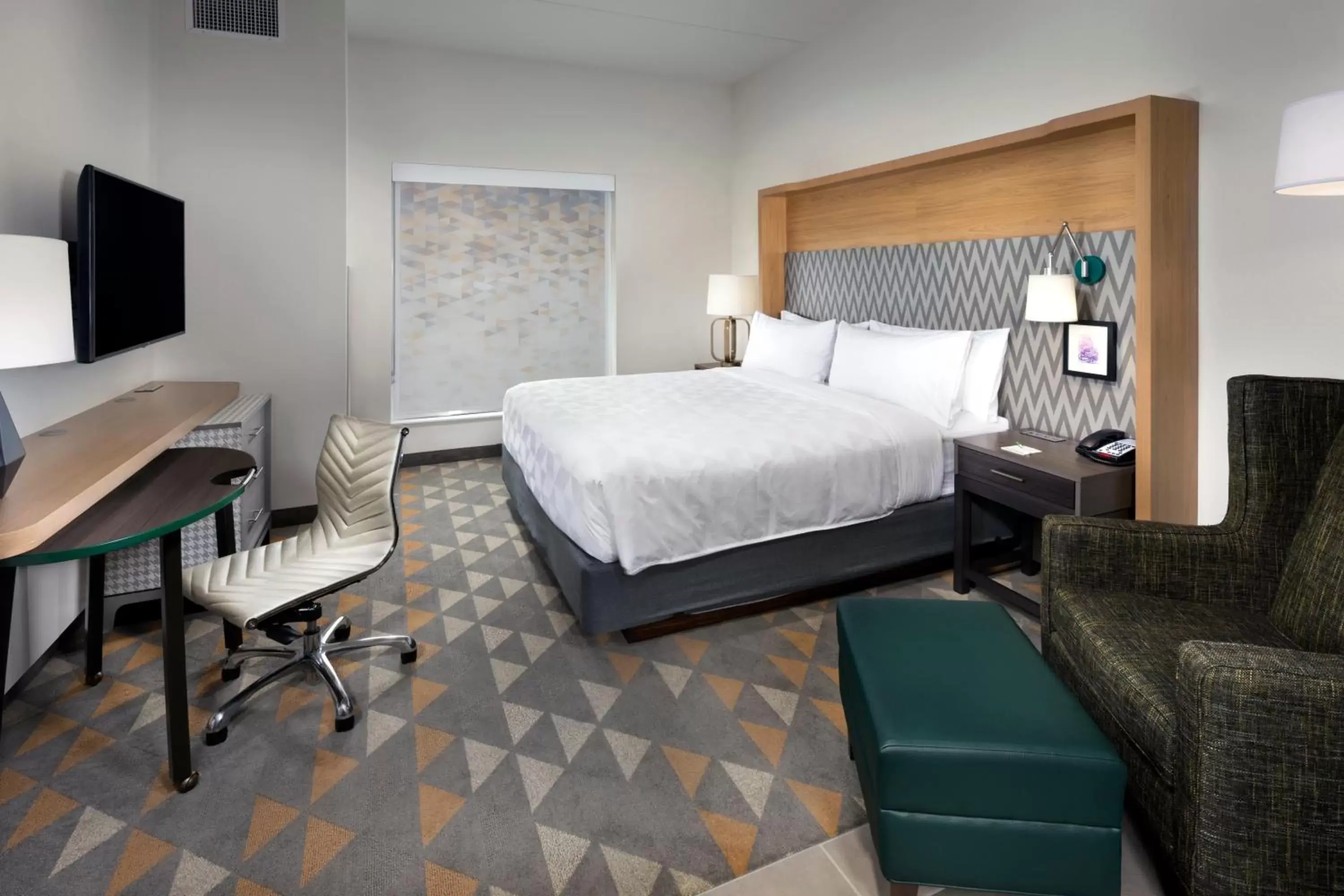 Photo of the whole room, Bed in Holiday Inn & Suites Arden - Asheville Airport, an IHG Hotel