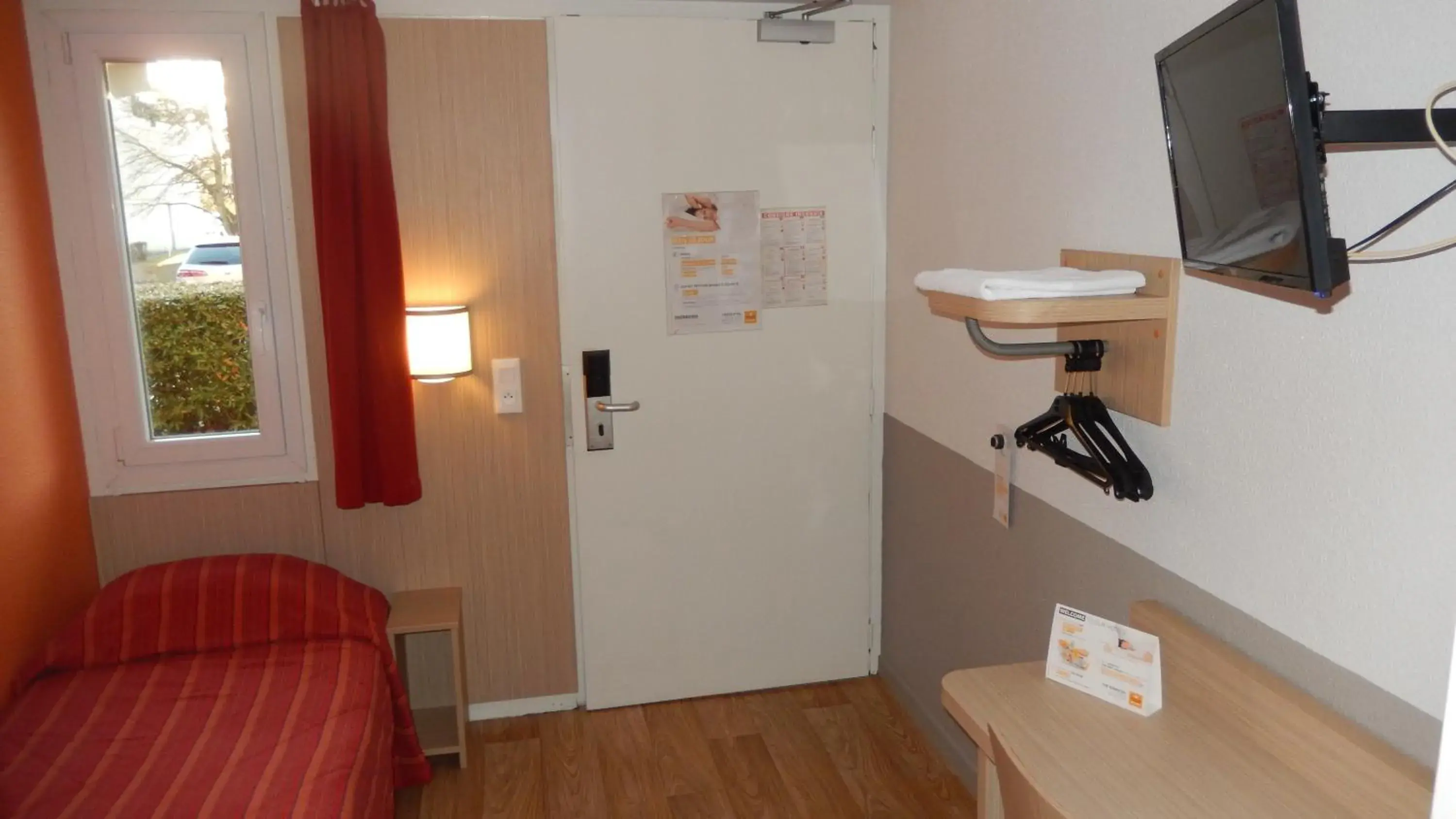 Bed, TV/Entertainment Center in Premiere Classe Montbeliard - Sochaux