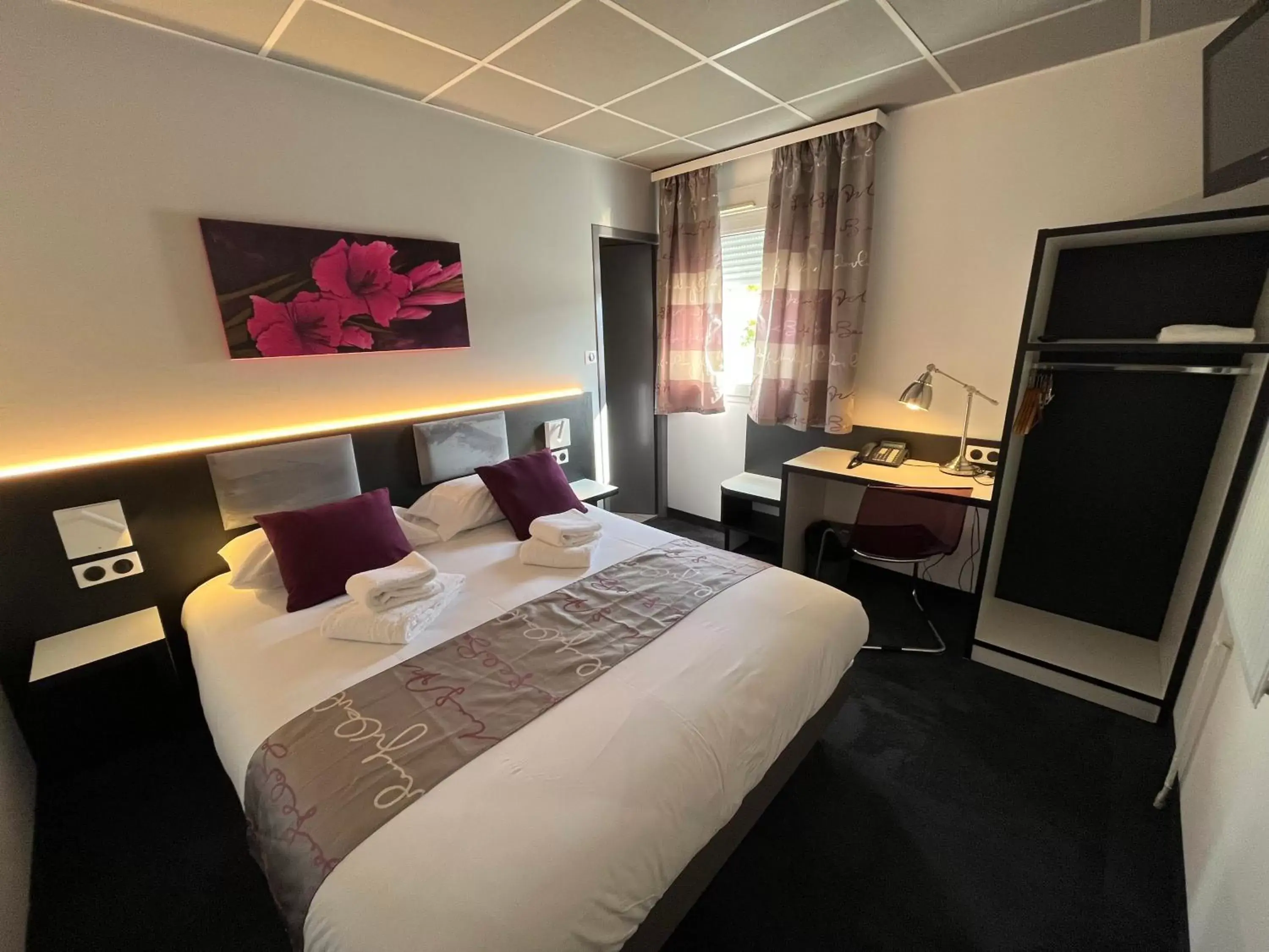 Bed in BRIT HOTEL LE VESOUL