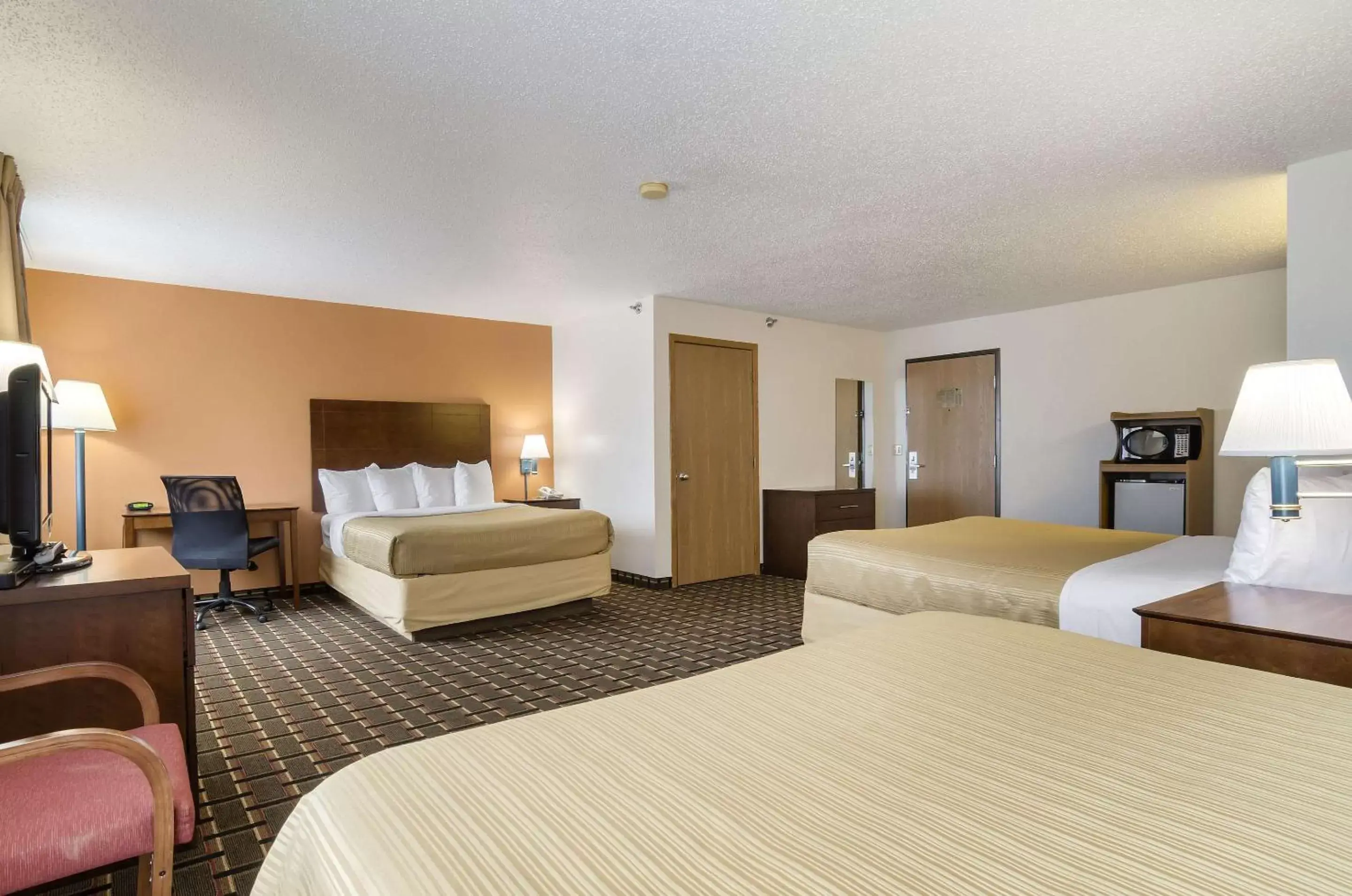 Photo of the whole room, Bed in Quality Inn Osceola