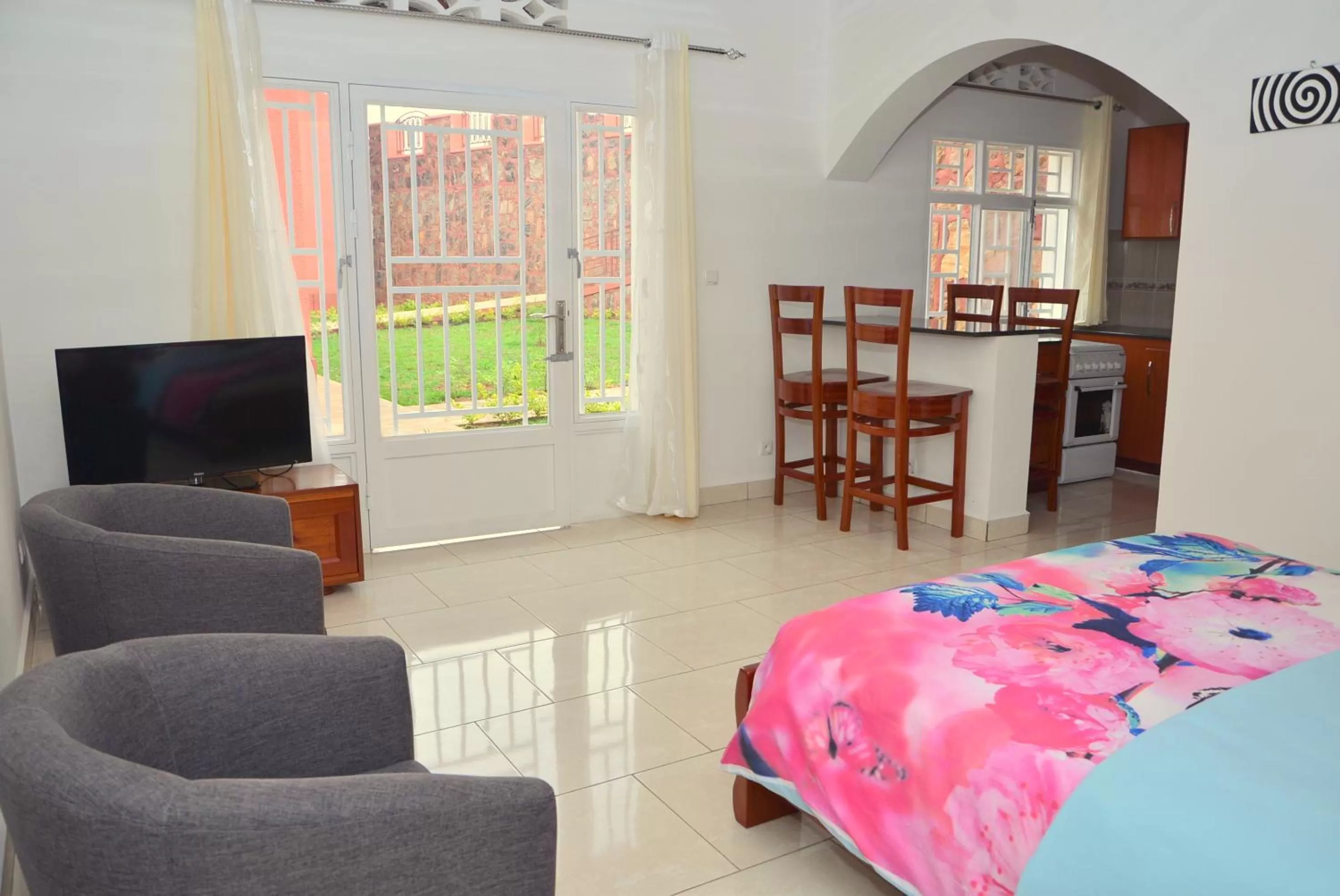 Kitchen or kitchenette, Bed in Hôtel Maisons-Sifa