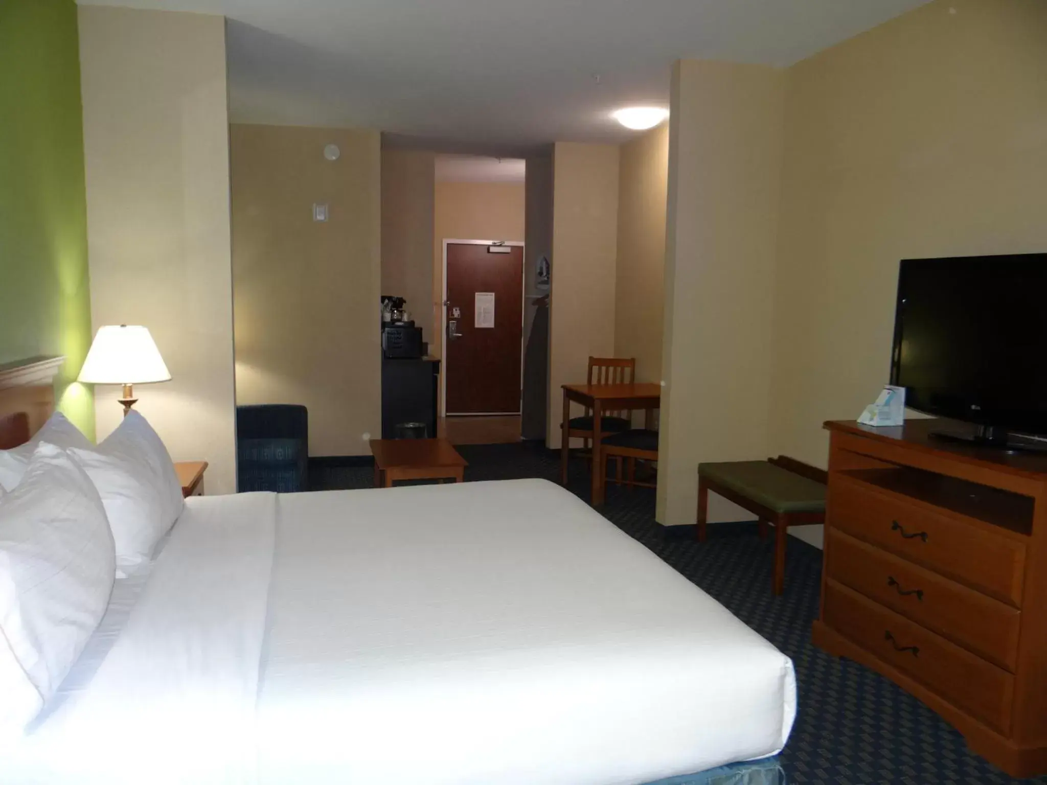 Photo of the whole room, Bed in Holiday Inn Express Hotel & Suites Salisbury - Delmar, an IHG Hotel