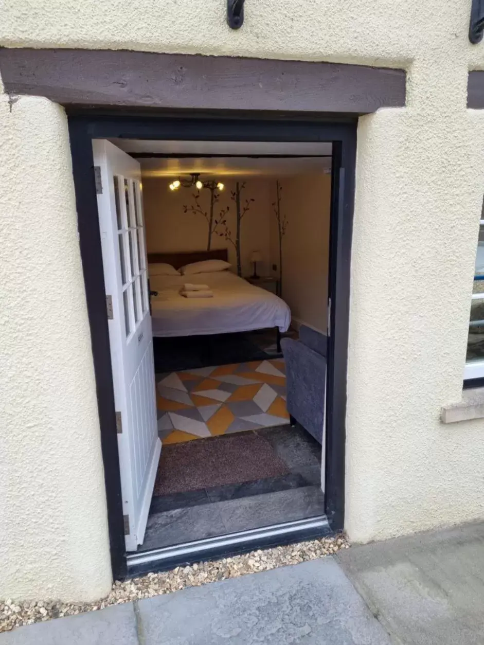 Facade/entrance, Bed in Old Manor House