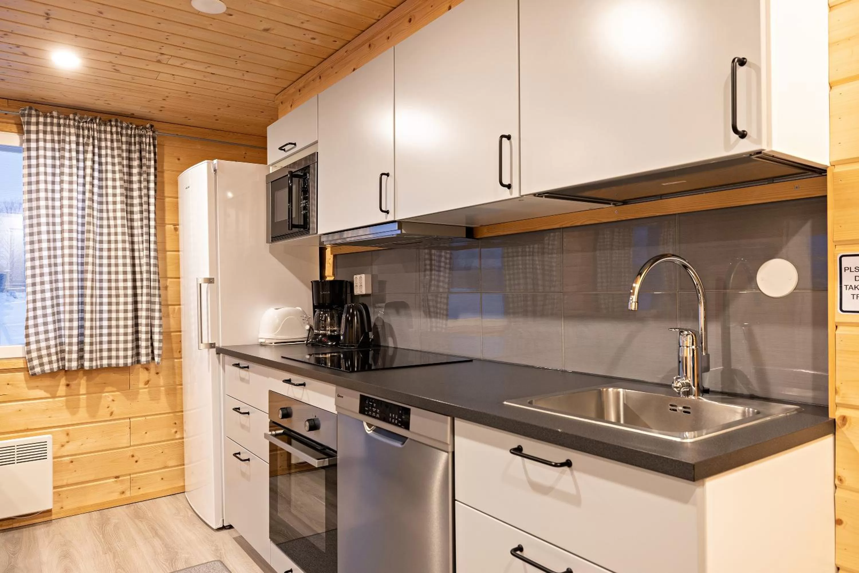 Kitchen/Kitchenette in Arctic River Resort