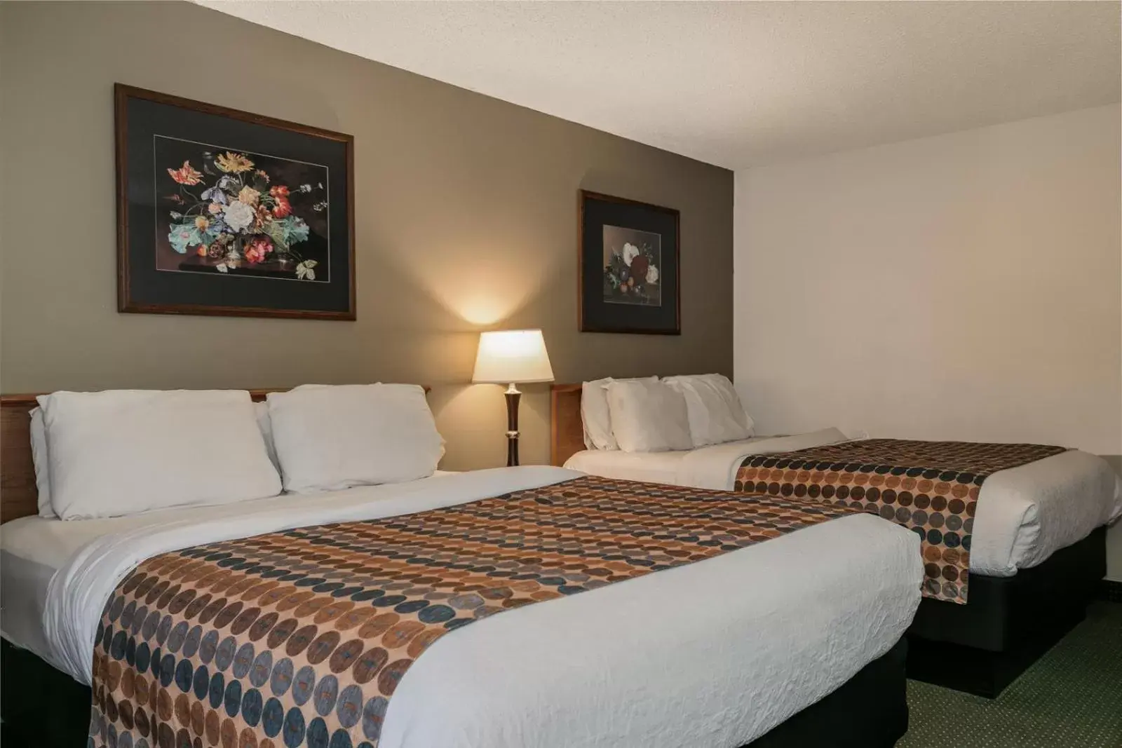 Photo of the whole room, Bed in Courtesy Inn Downtown Eugene Photo of the whole room, Bed in Courtesy Inn Downtown Eugene