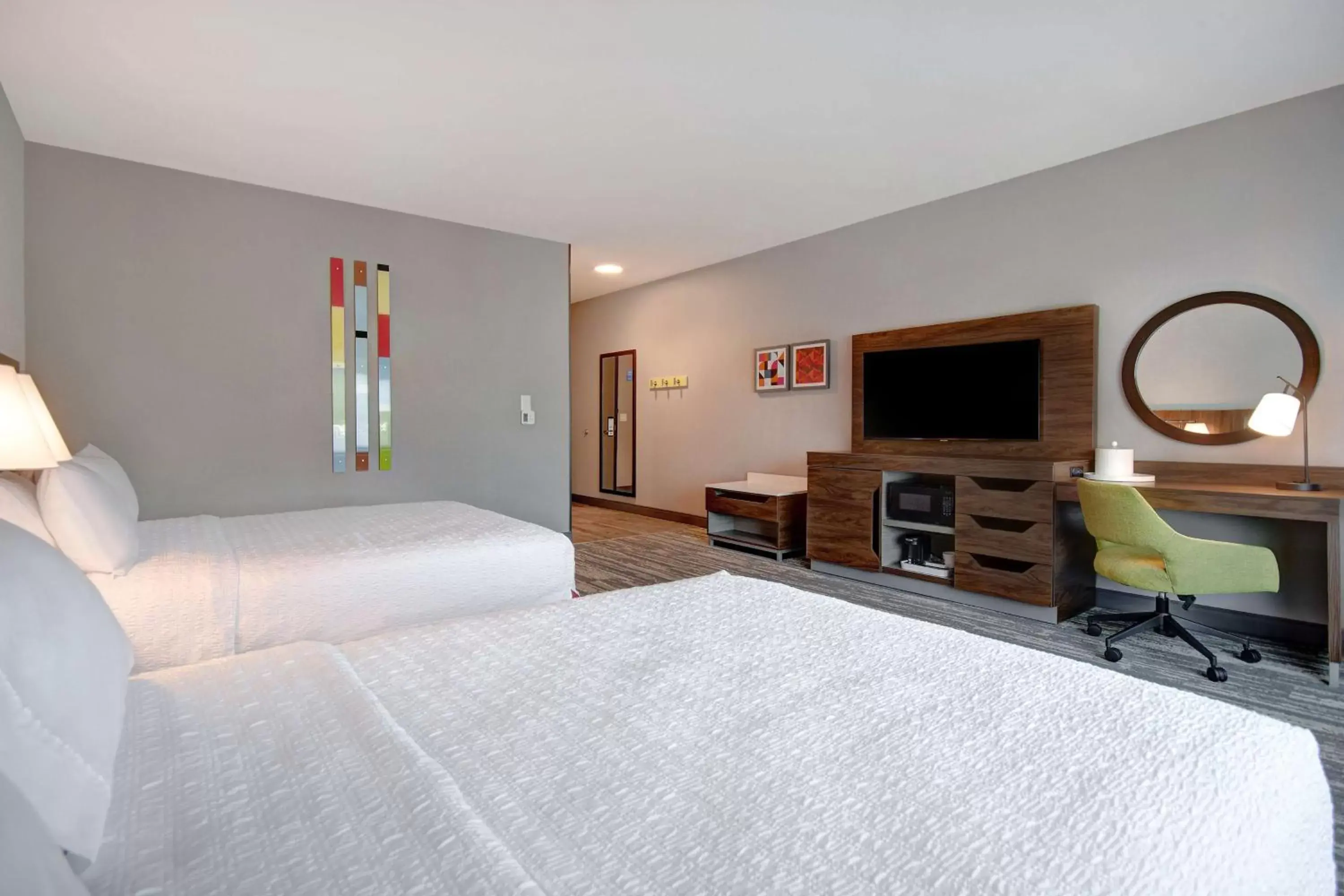 Bedroom, TV/Entertainment Center in Hampton Inn & Suites By Hilton Rancho Cucamonga