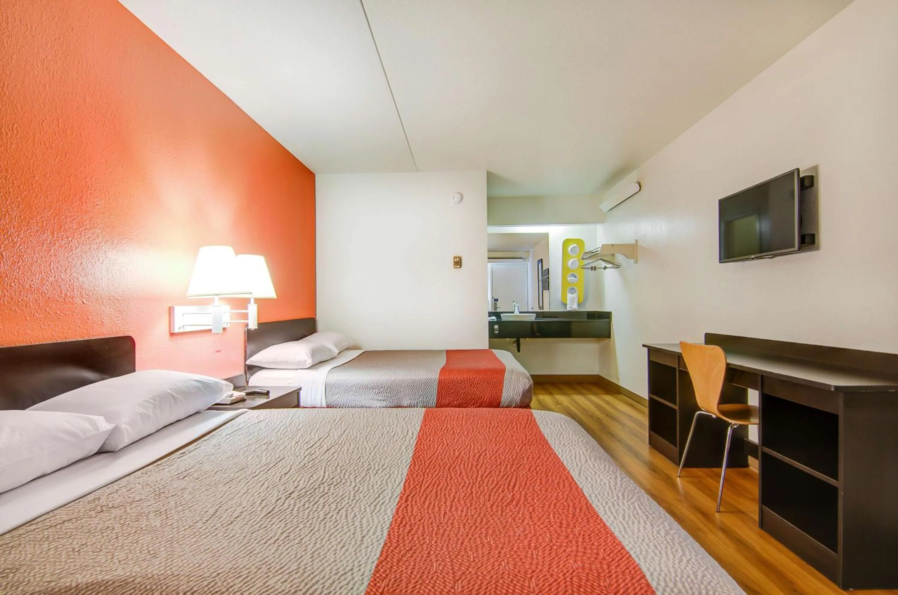 Photo of the whole room, Bed in Motel 6-Springfield, MO - North