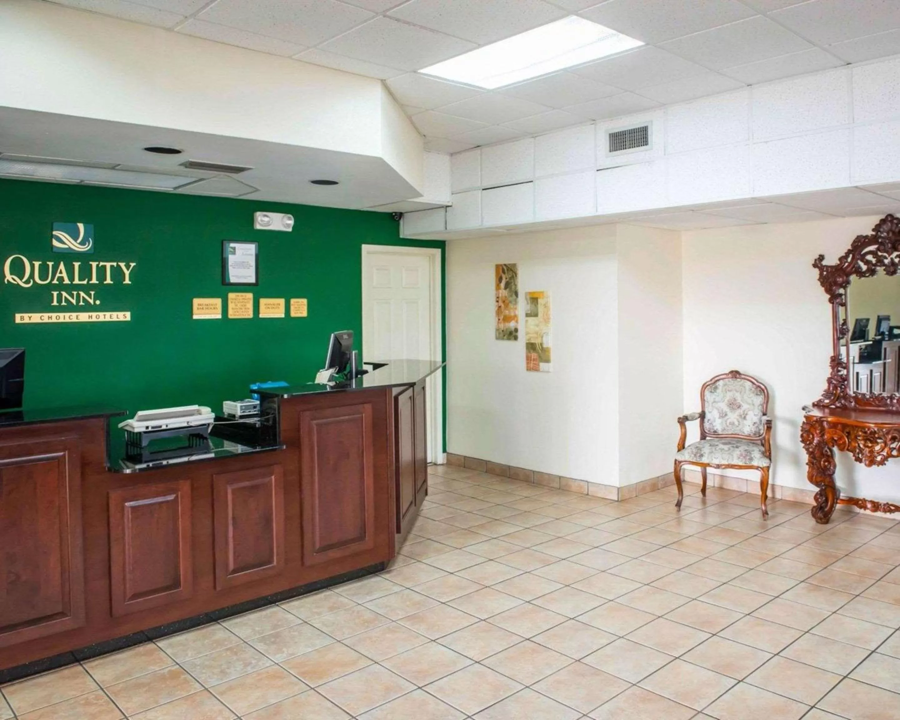 Lobby or reception in Quality Inn Chipley I-10 at Exit 120