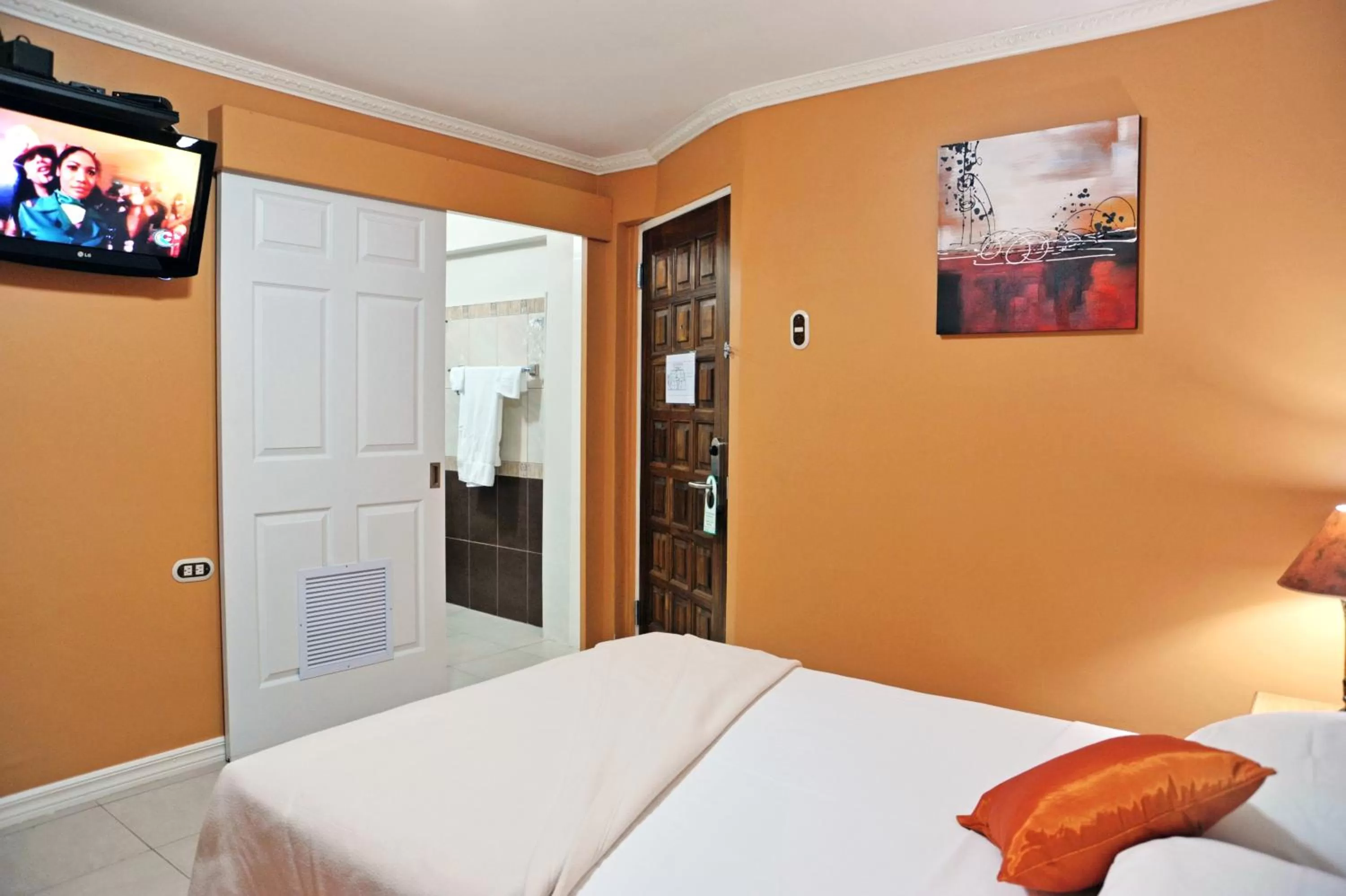 Bed in Culture Crossroads Inn