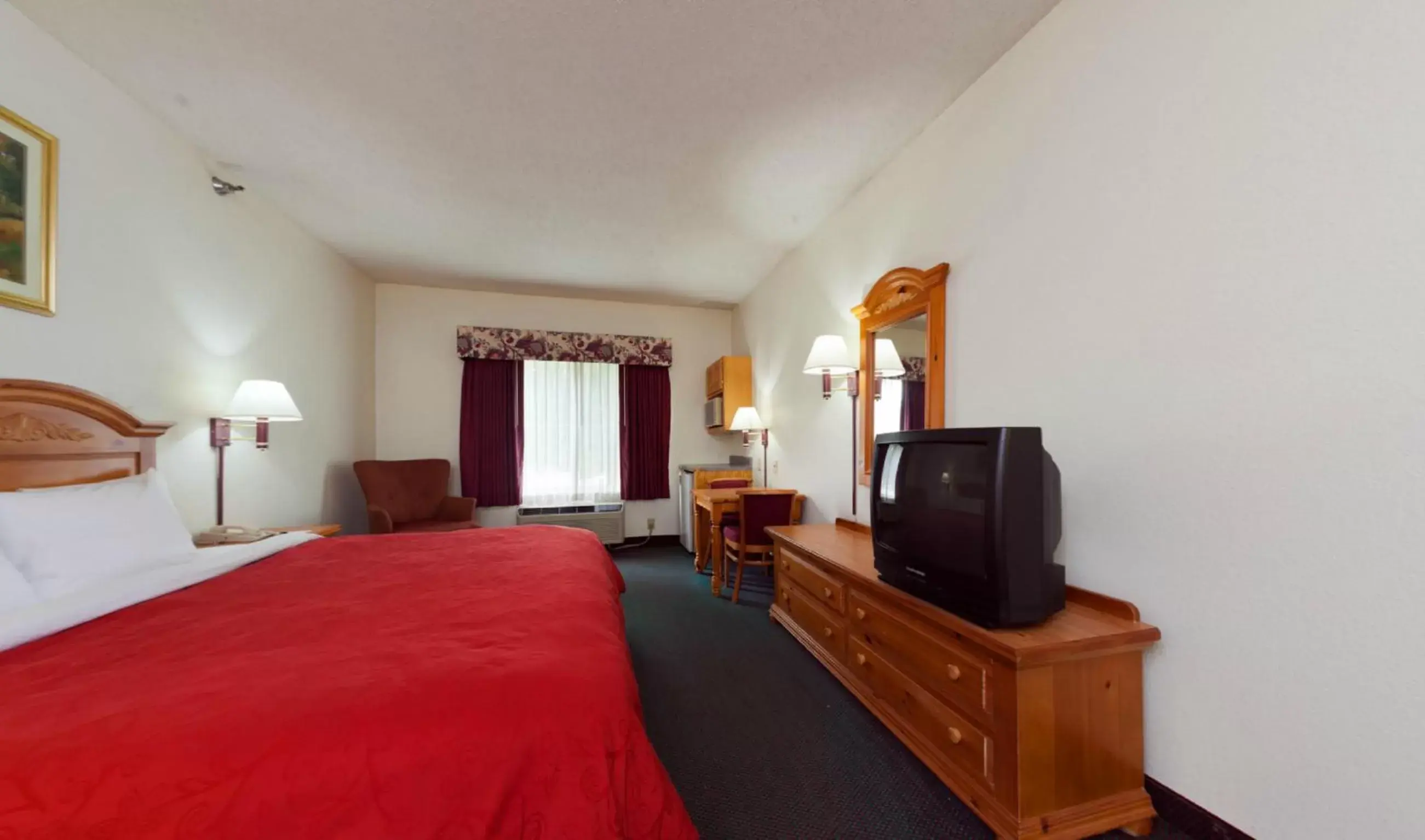 Photo of the whole room, TV/Entertainment Center in Country Inn & Suites by Radisson, Indianapolis South, IN