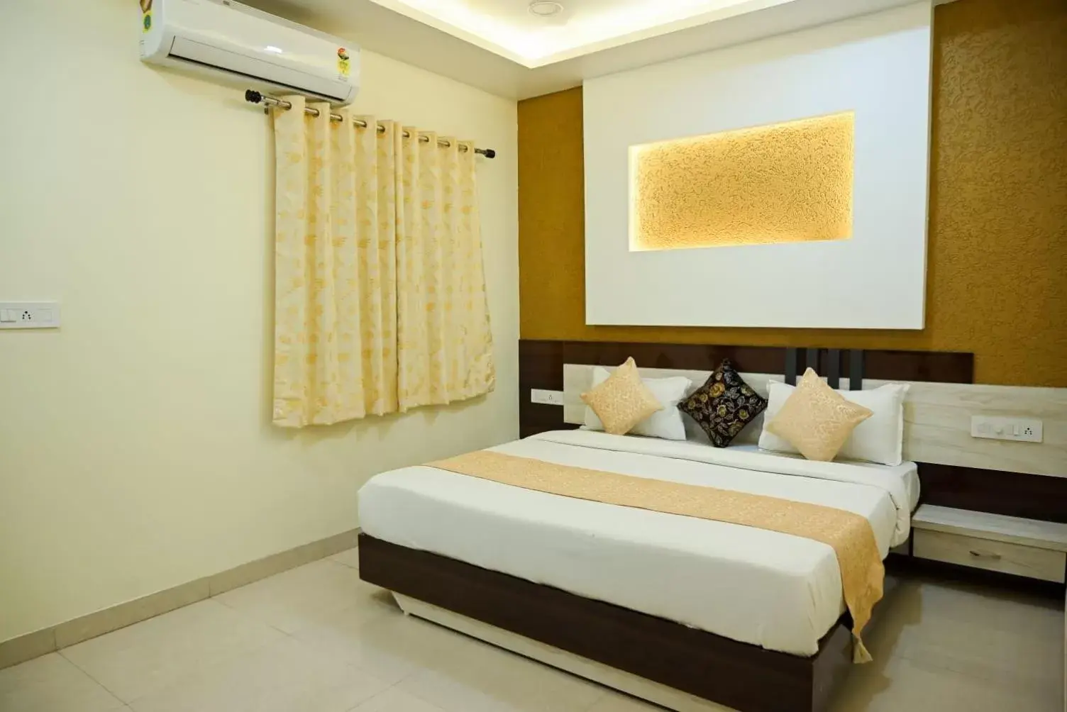 Deluxe Room - single occupancy in Hotel Golden Bliss Deluxe Room - single occupancy in Hotel Golden Bliss