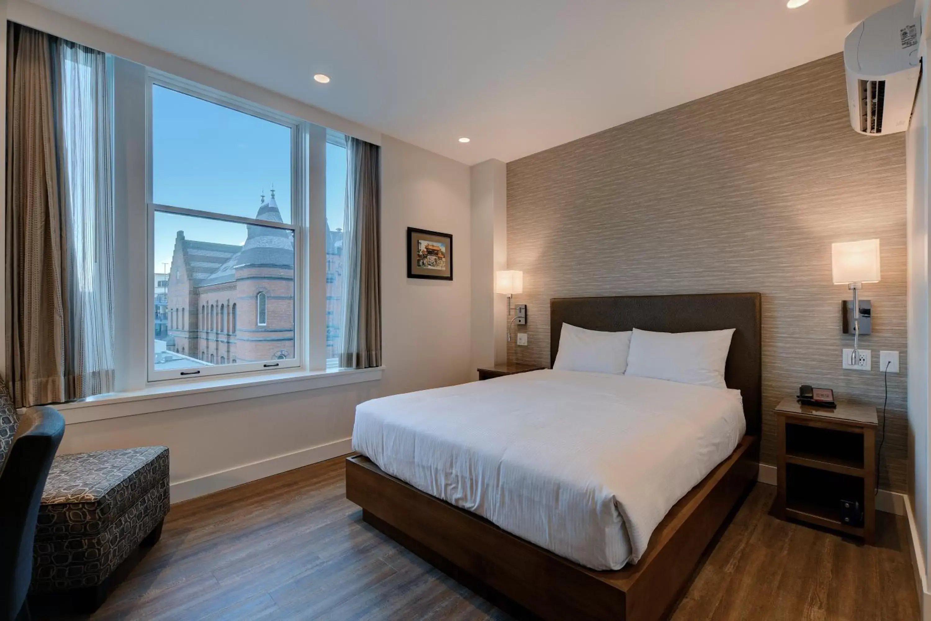 Bedroom, Bed in Strathcona Hotel