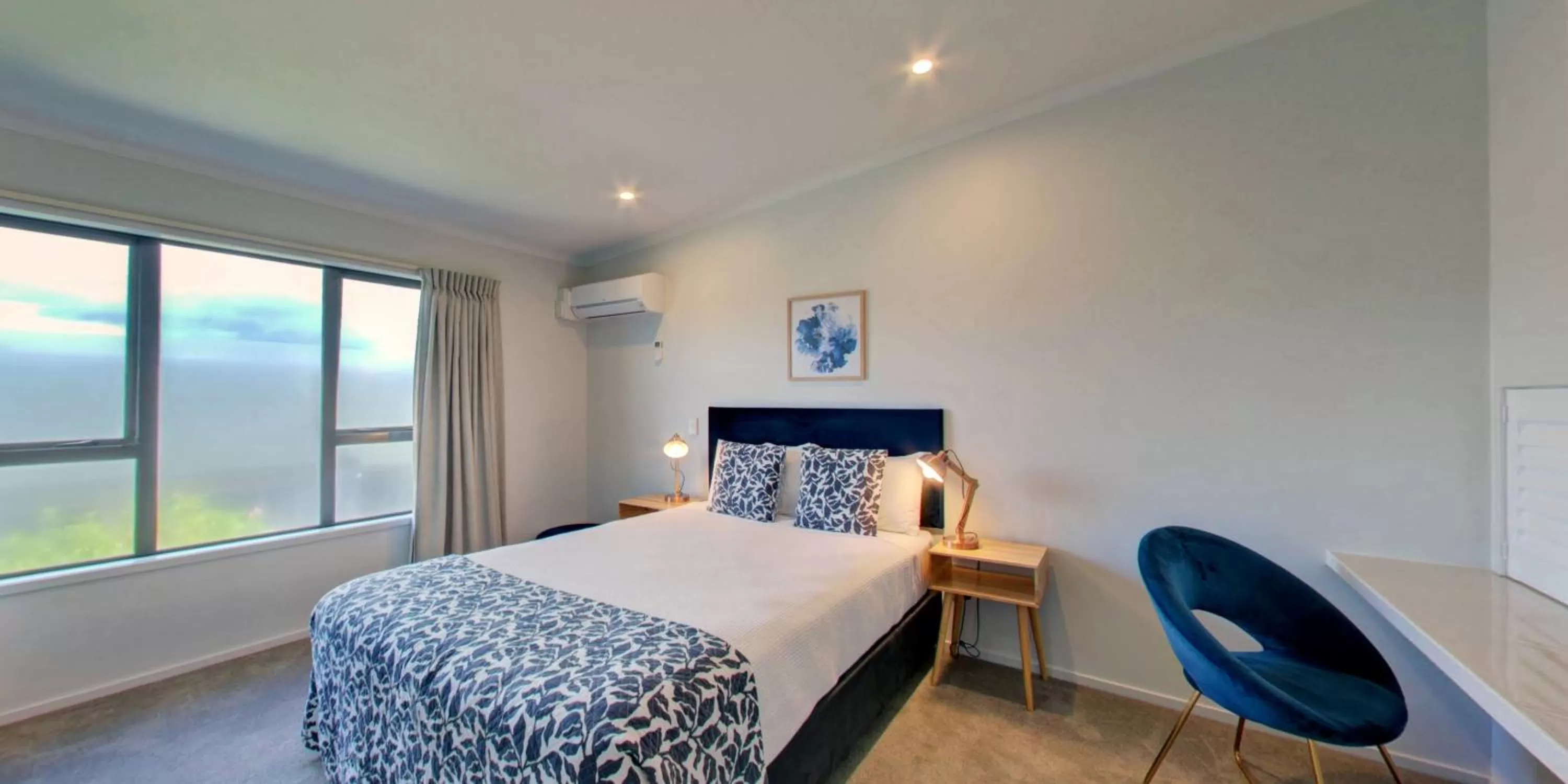 Bed in Alpine Lake Motel