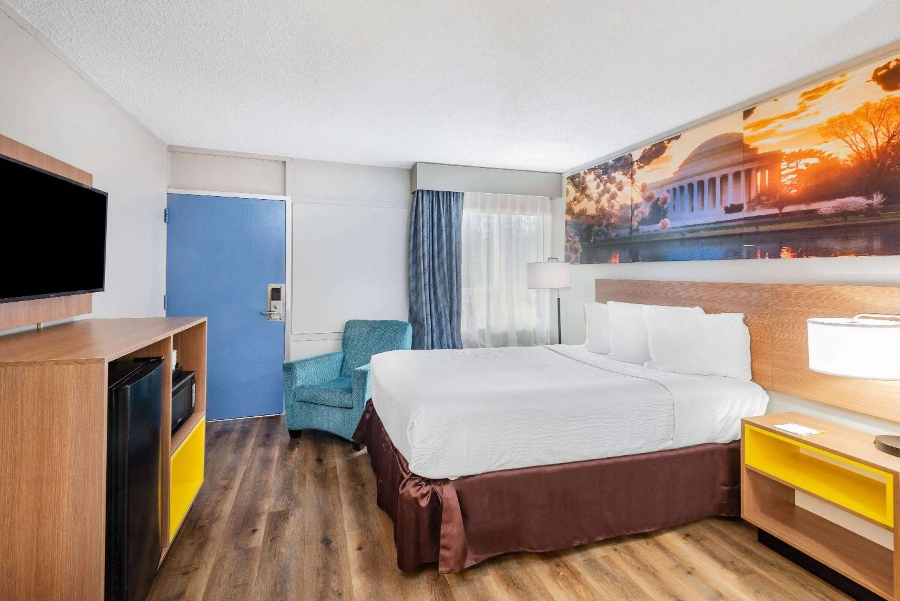 Photo of the whole room, Bed in Days Inn by Wyndham Charlottesville/University Area