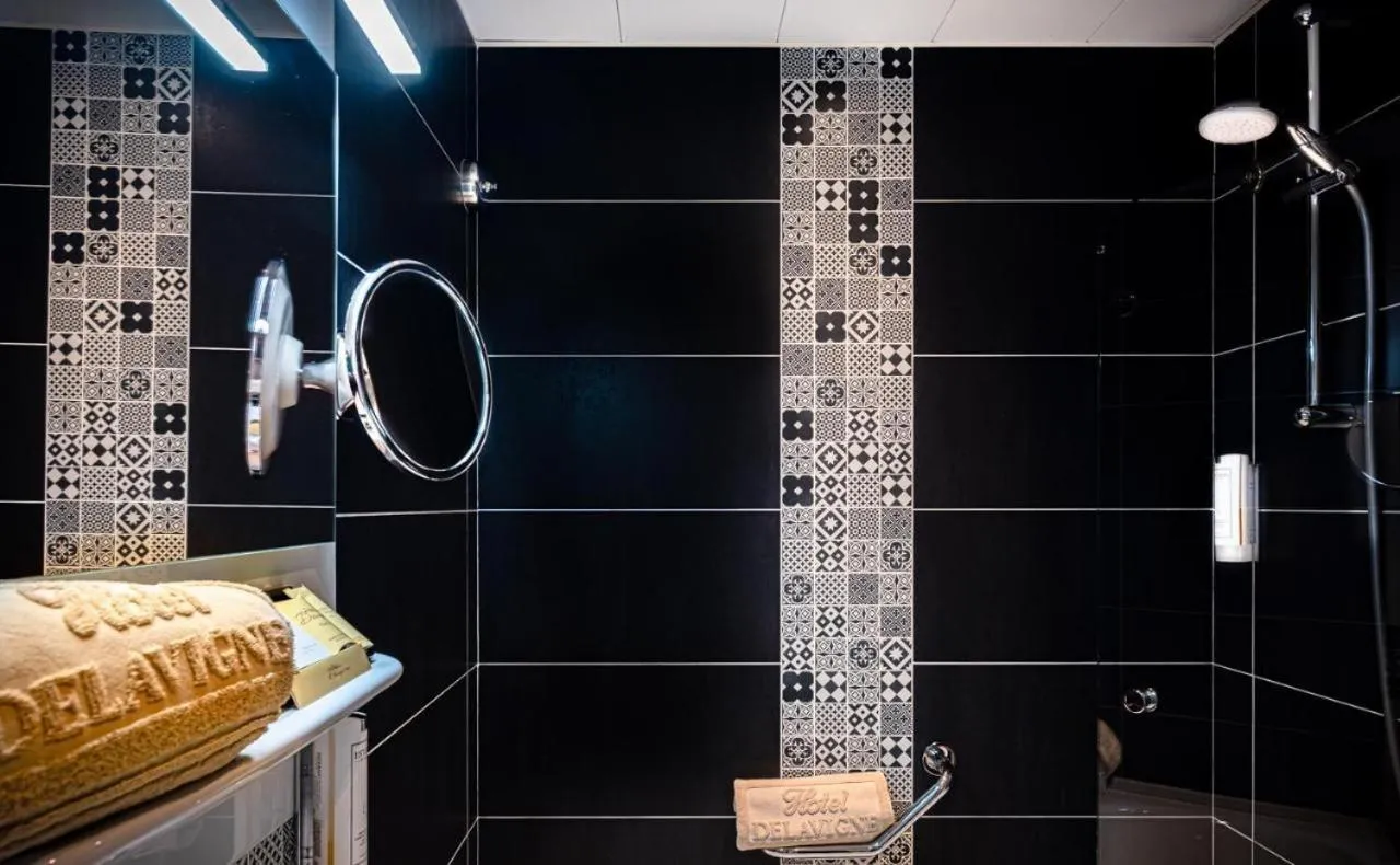 Shower in Hôtel Delavigne