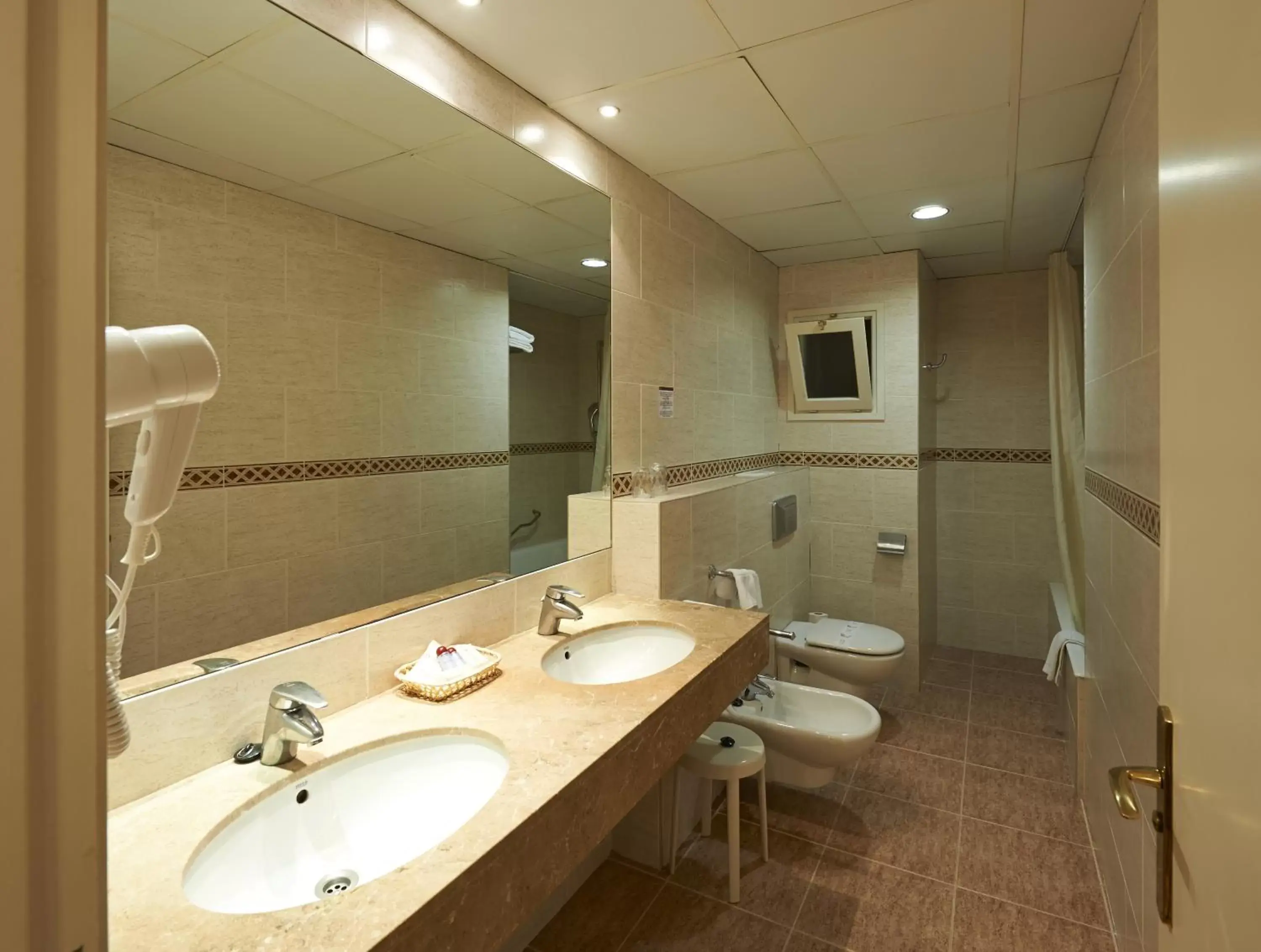 Toilet, Bathroom in Hotel Abat Cisneros Montserrat