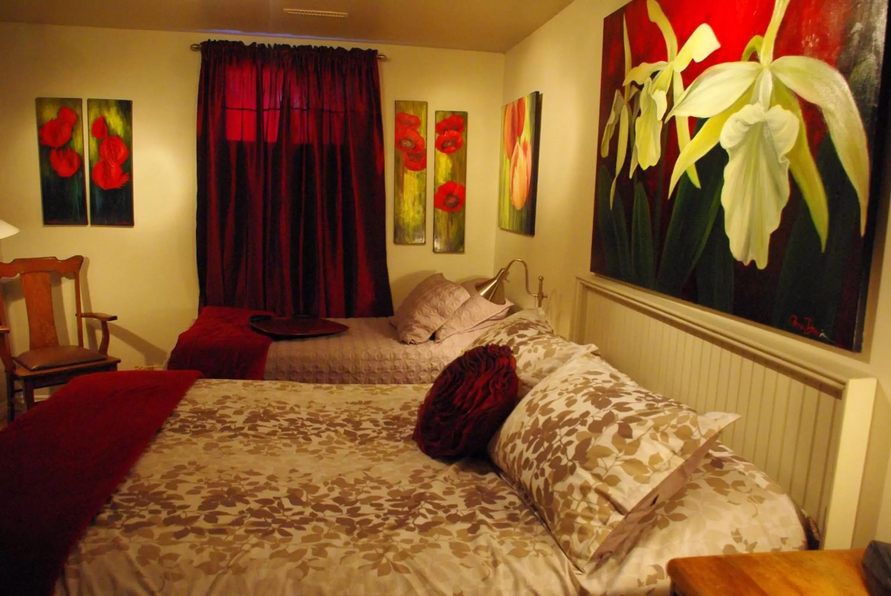 Photo of the whole room, Bed in Atelier Galerie Anne Drouin Peinture & Pension