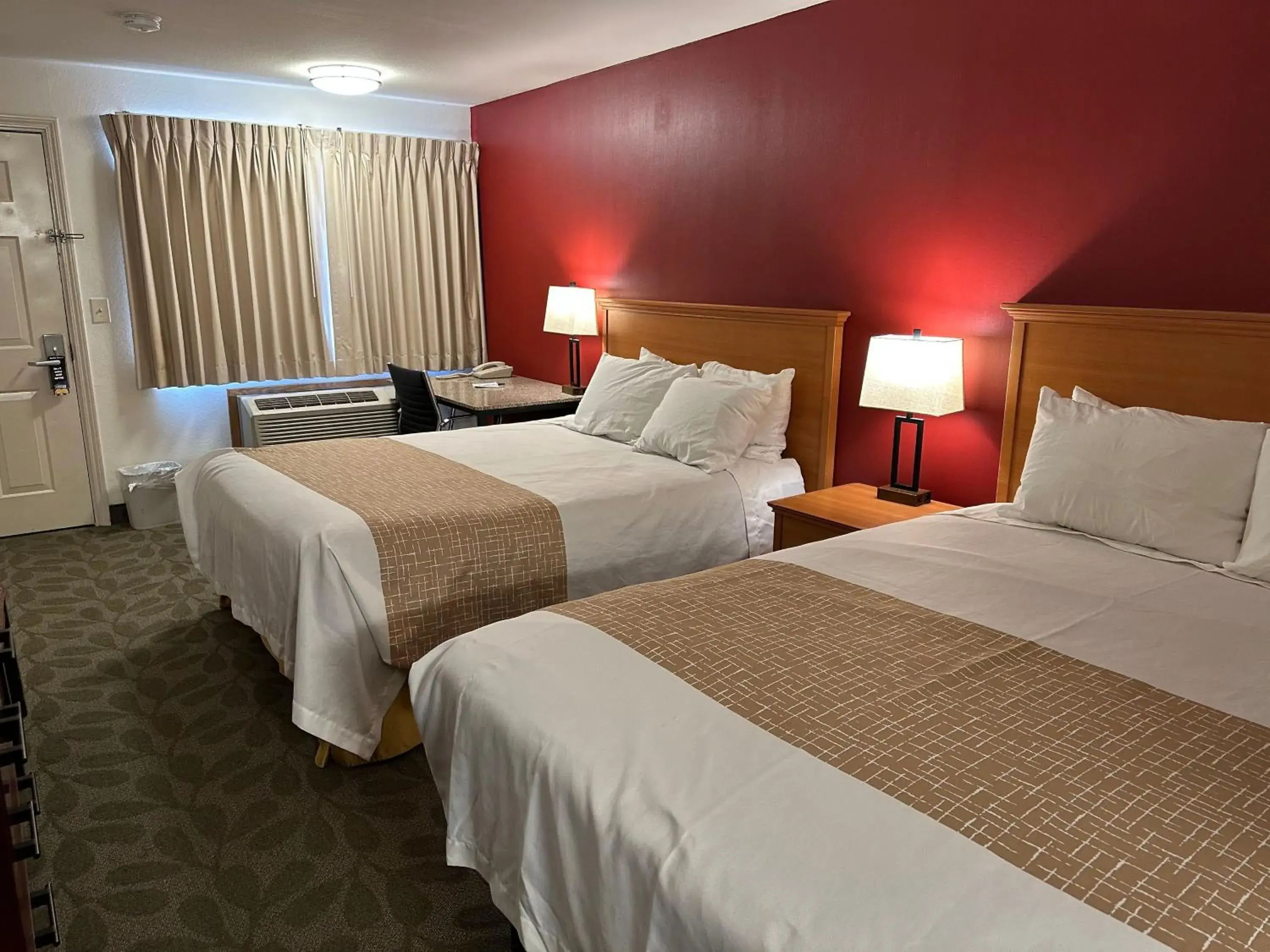 Bedroom, Bed in Econo Lodge Edmonds North Seattle Bedroom, Bed in Econo Lodge Edmonds North Seattle