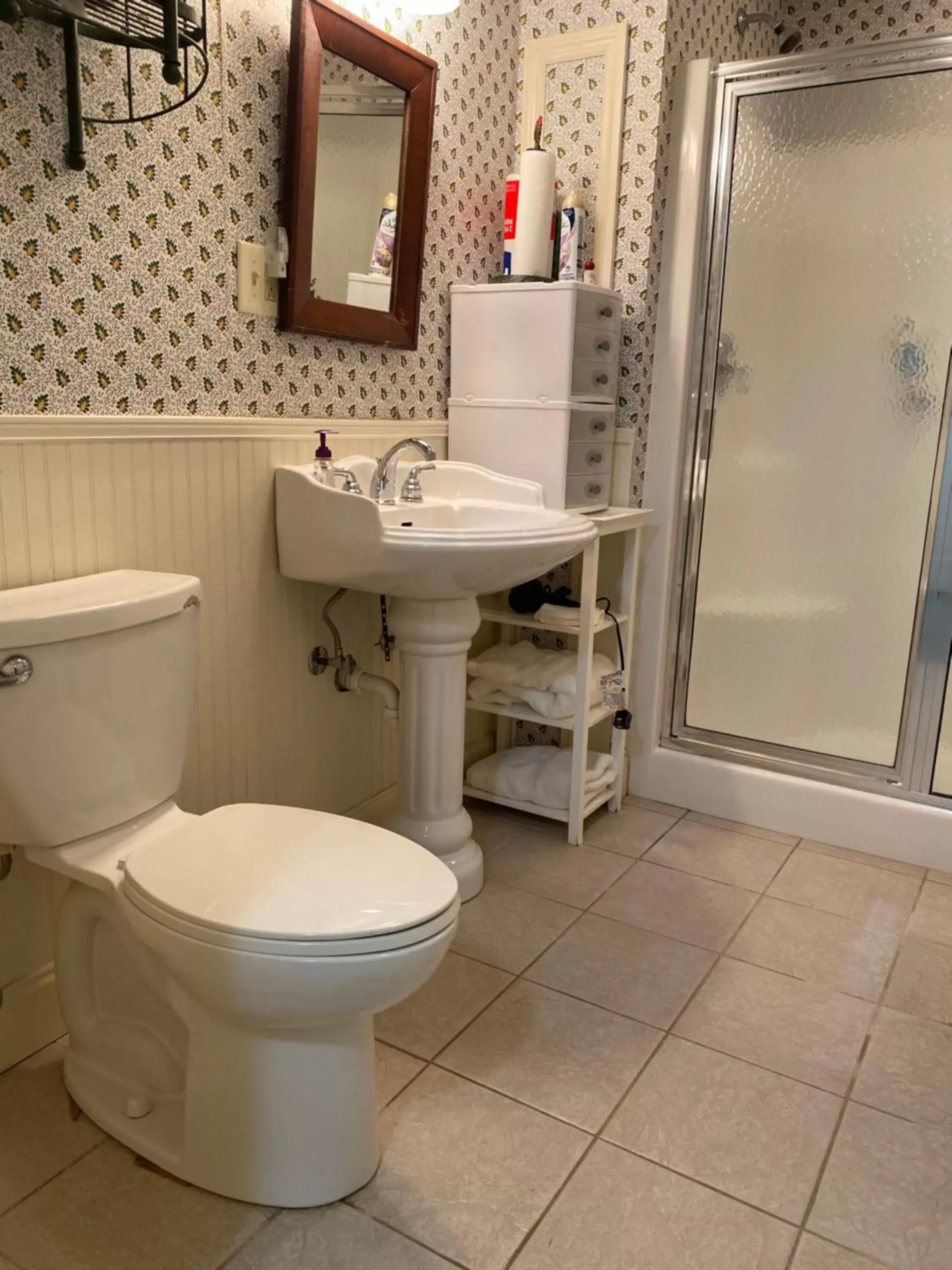 Bathroom in Rockwood Manor Bed & Breakfast