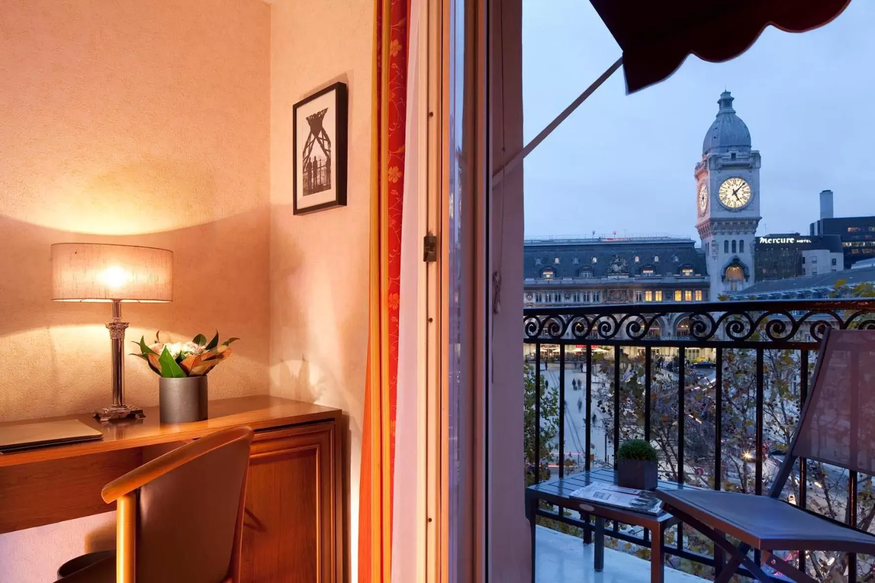 Bedroom in Hotel Terminus Lyon